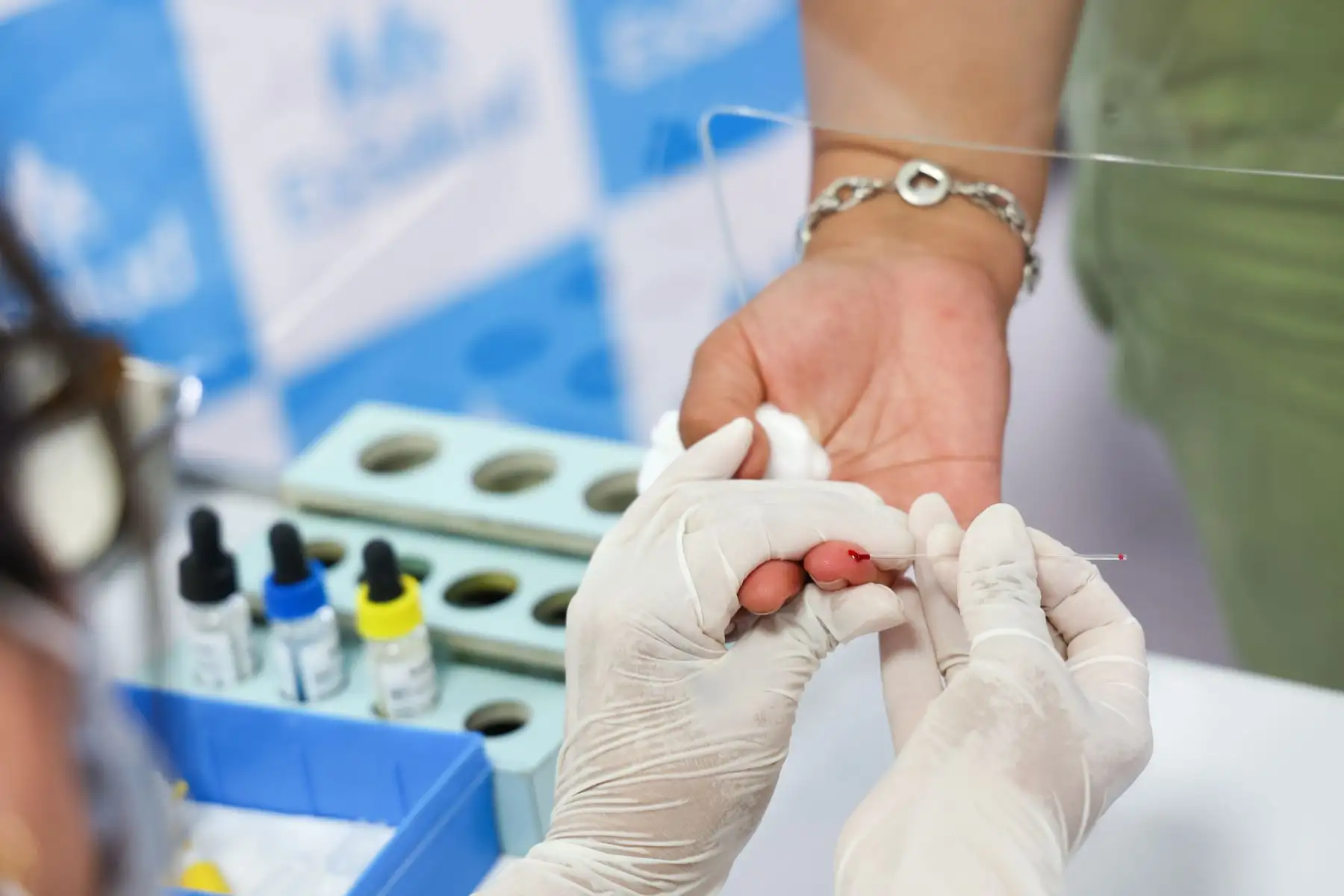 En el marco del Día Mundial del Donante de Sangre, que se conmemora hoy, el Seguro Social del Perú, a través del Hospital Edgardo Rebagliati reunió a 100 donantes voluntarios en una sola jornada de su campaña “Héroes de Sangre”.
Foto: EsSalud