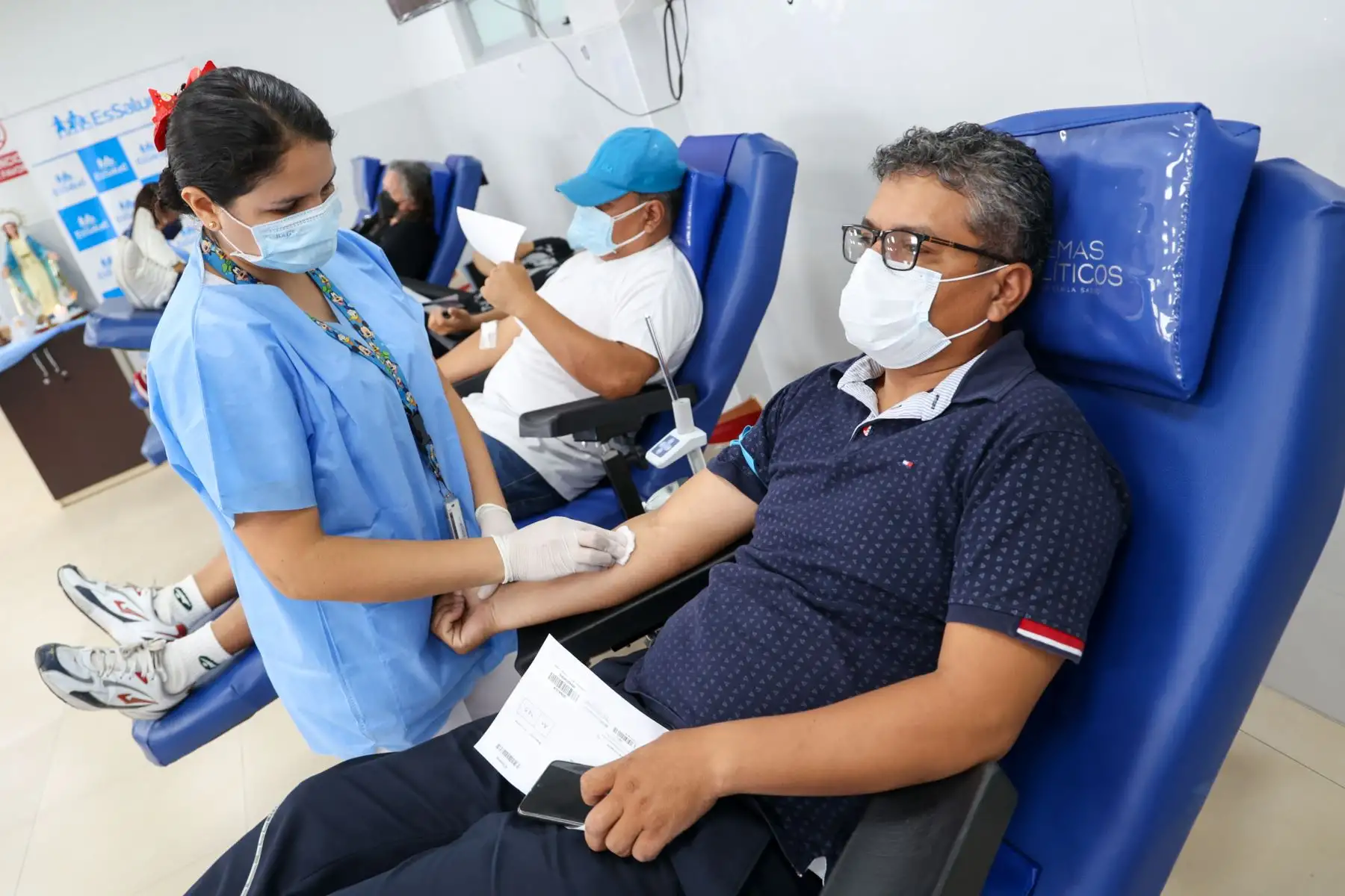 En el marco del Día Mundial del Donante de Sangre, que se conmemora hoy, el Seguro Social del Perú, a través del Hospital Edgardo Rebagliati reunió a 100 donantes voluntarios en una sola jornada de su campaña “Héroes de Sangre”.
Foto: EsSalud