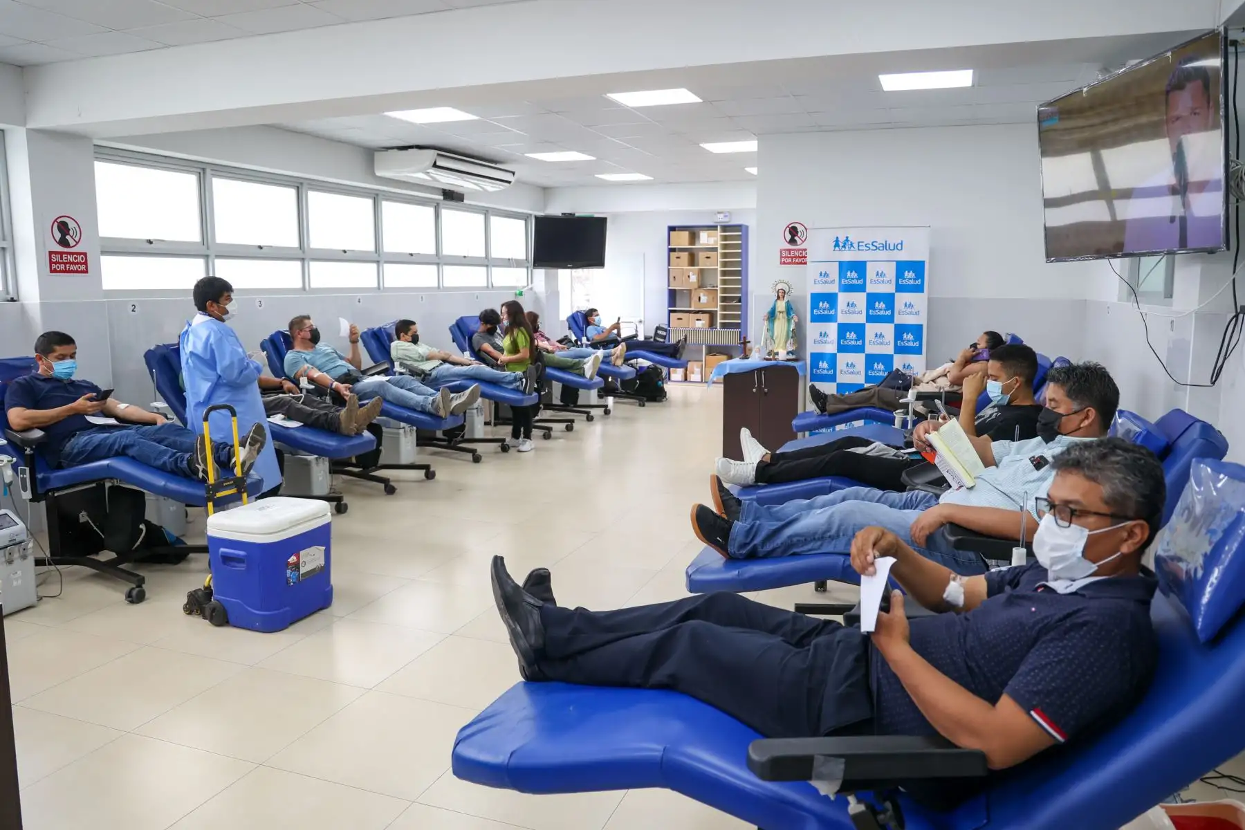 La actividad contó con la participación de figuras emblemáticas como el exfutbolista Héctor Chumpitaz, “el Capitán de América”, quien realizó su donación e invitó al público a sumarse a esta causa altruista.
Foto: EsSalud