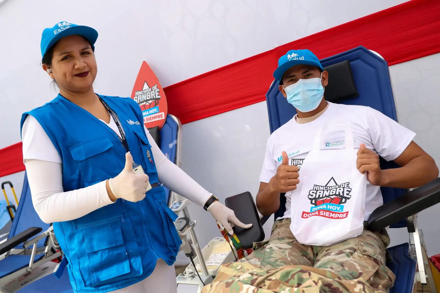 En lo que va del 2025, el Banco de Sangre del Hospital Rebagliati ha recolectado 14,796 unidades, pero solo el 11.6 % provienen de donantes voluntarios. La meta de este año es superar el 20 % gracias a campañas masivas y al trabajo articulado con 49 empresas.
Foto: EsSalud