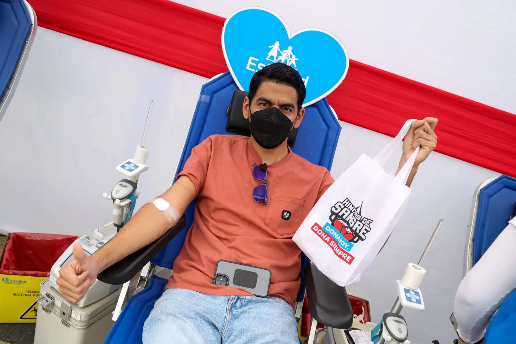 En lo que va del 2025, el Banco de Sangre del Hospital Rebagliati ha recolectado 14,796 unidades, pero solo el 11.6 % provienen de donantes voluntarios. La meta de este año es superar el 20 % gracias a campañas masivas y al trabajo articulado con 49 empresas.
Foto: EsSalud