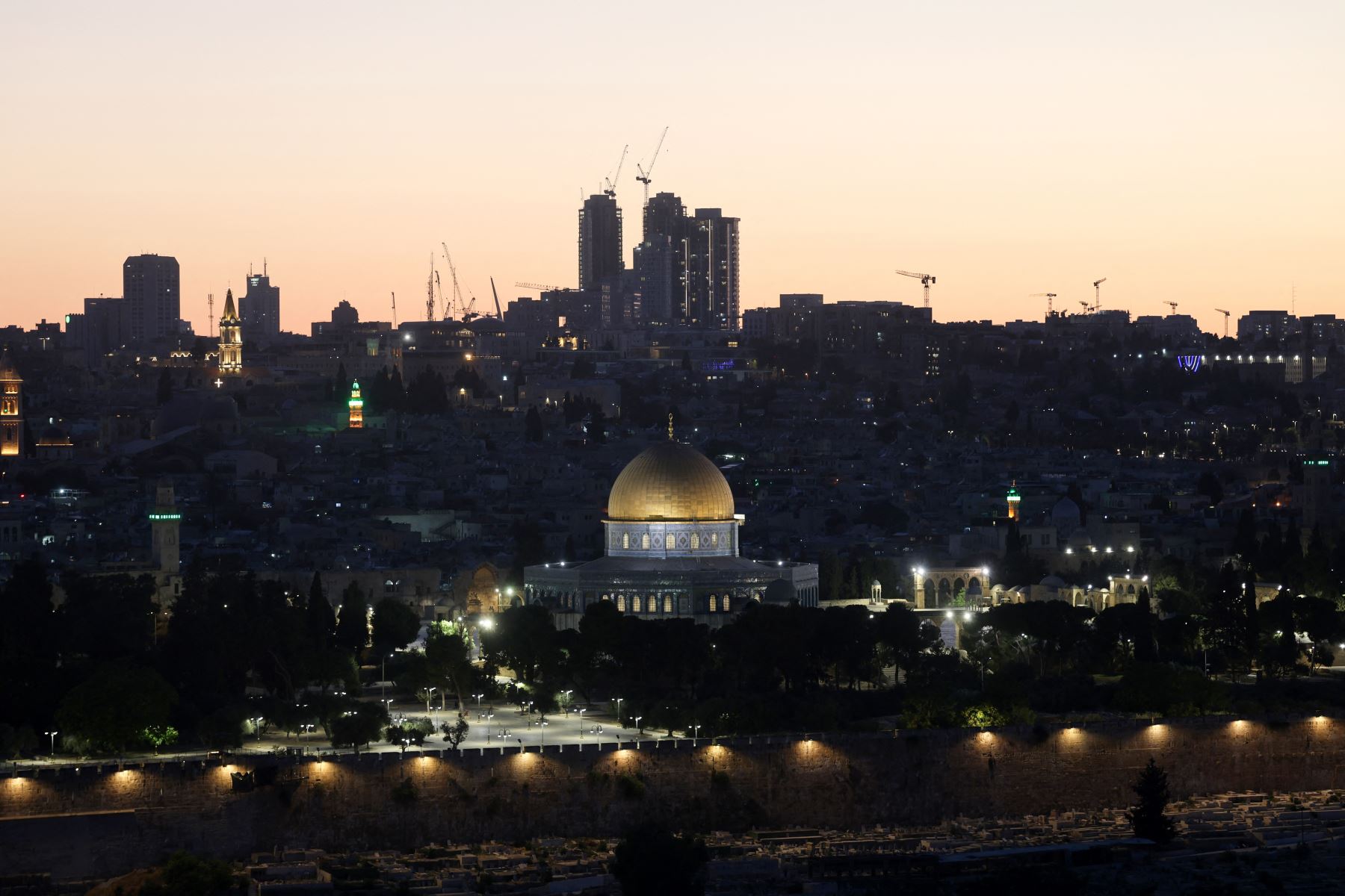 Esta imagen tomada desde el Monte de los Olivos muestra una vista general de la Ciudad Vieja de Jerusalén con la Cúpula dentro del recinto de la mezquita al-Aqsa, al atardecer del 14 de junio de 2025.
Foto: AFP