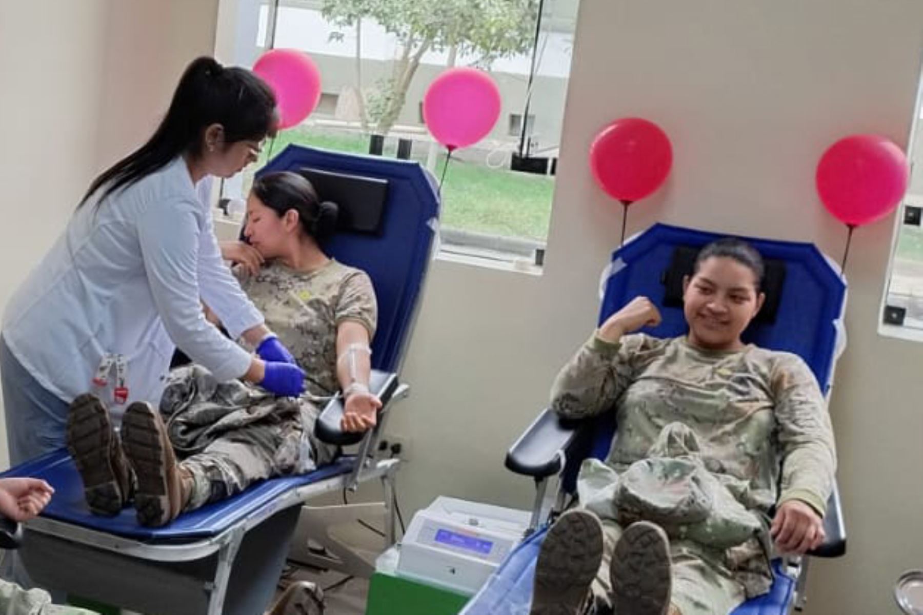 Personal militar y civil dona sangre en campaña nacional del 14 de junio. Foto: ANDINA/Difusión