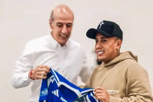Christian Cueva posa con la camiseta de Emelec