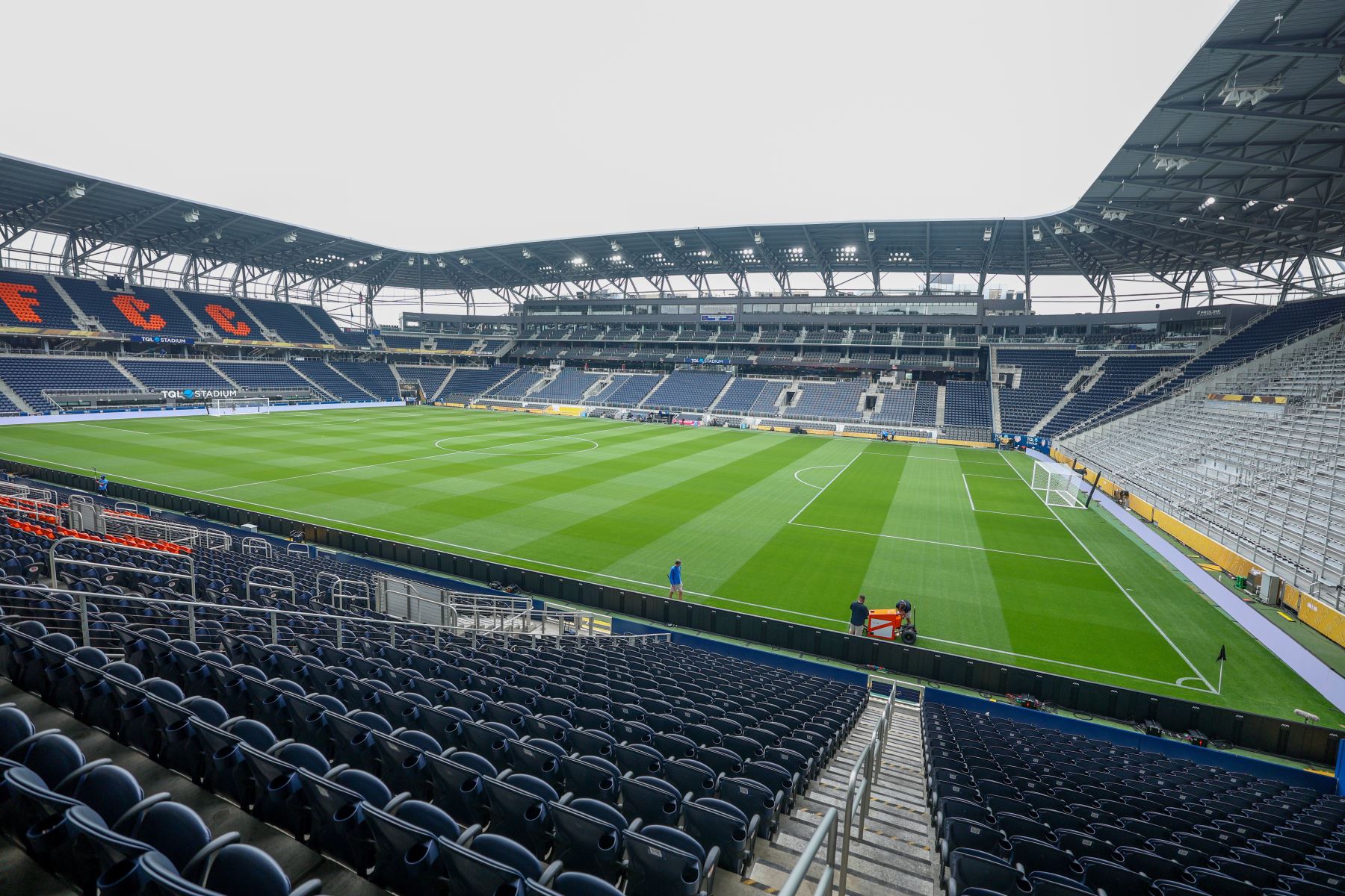 Personas trabajan ultimando detalles a pocos días del inicio de la Copa Mundial de Clubes de la FIFA, este viernes en el estadio TQL en Cincinnati, Ohio (EE.UU.). 
Foto: EFE