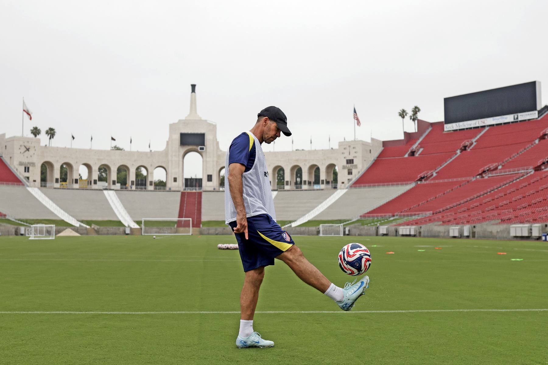 El entrenador del Atlético de Madrid, Diego Simeone, patea un balón este jueves, durante un entrenamiento en el estadio Memorial Coliseum en Los Ángeles (Estados Unidos). 
Foto: EFE