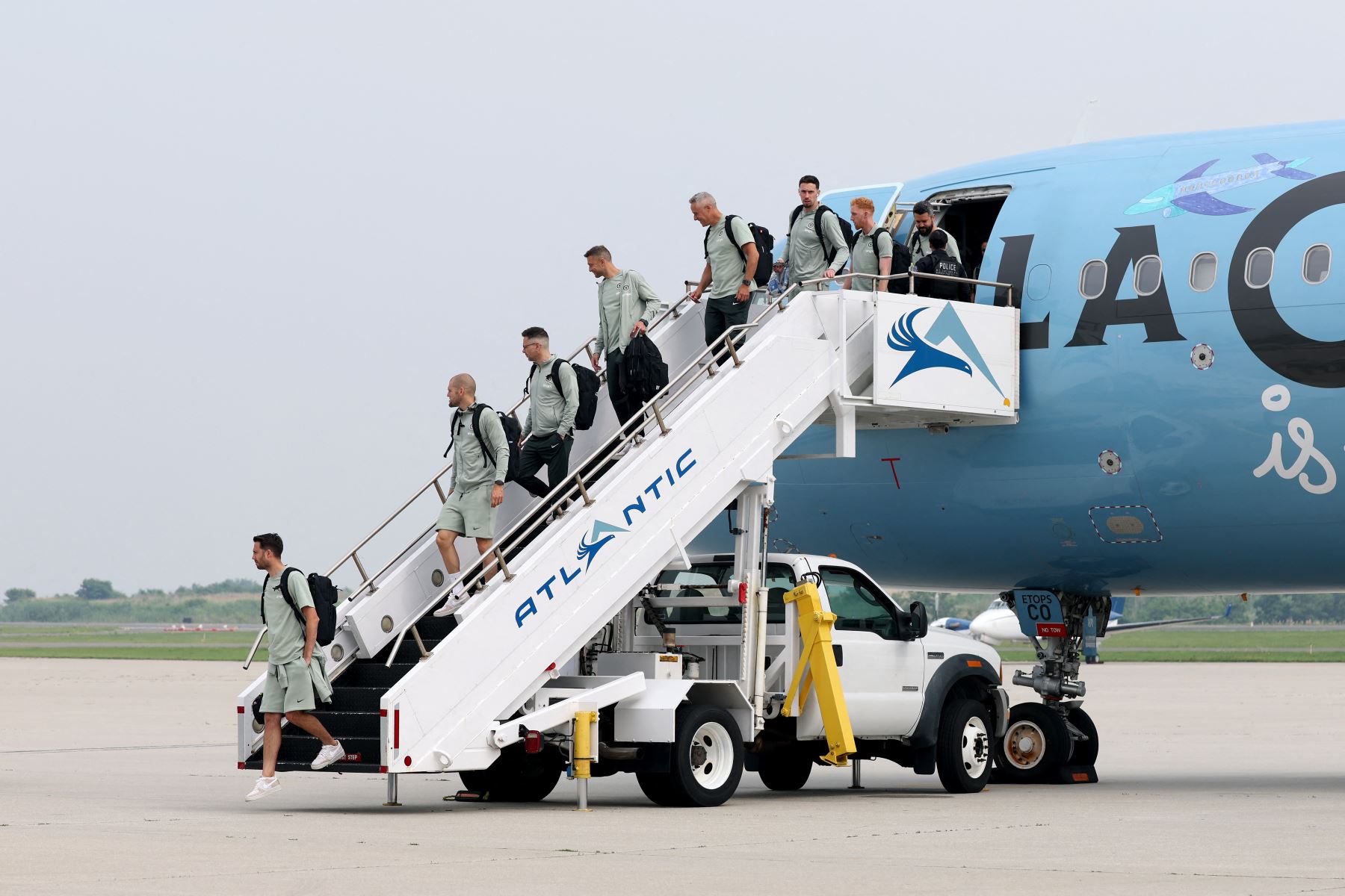 Personal del Chelsea FC desembarca del avión a su llegada al Aeropuerto Internacional de Filadelfia para la Copa Mundial de Clubes de la FIFA 2025.
Foto: AFP