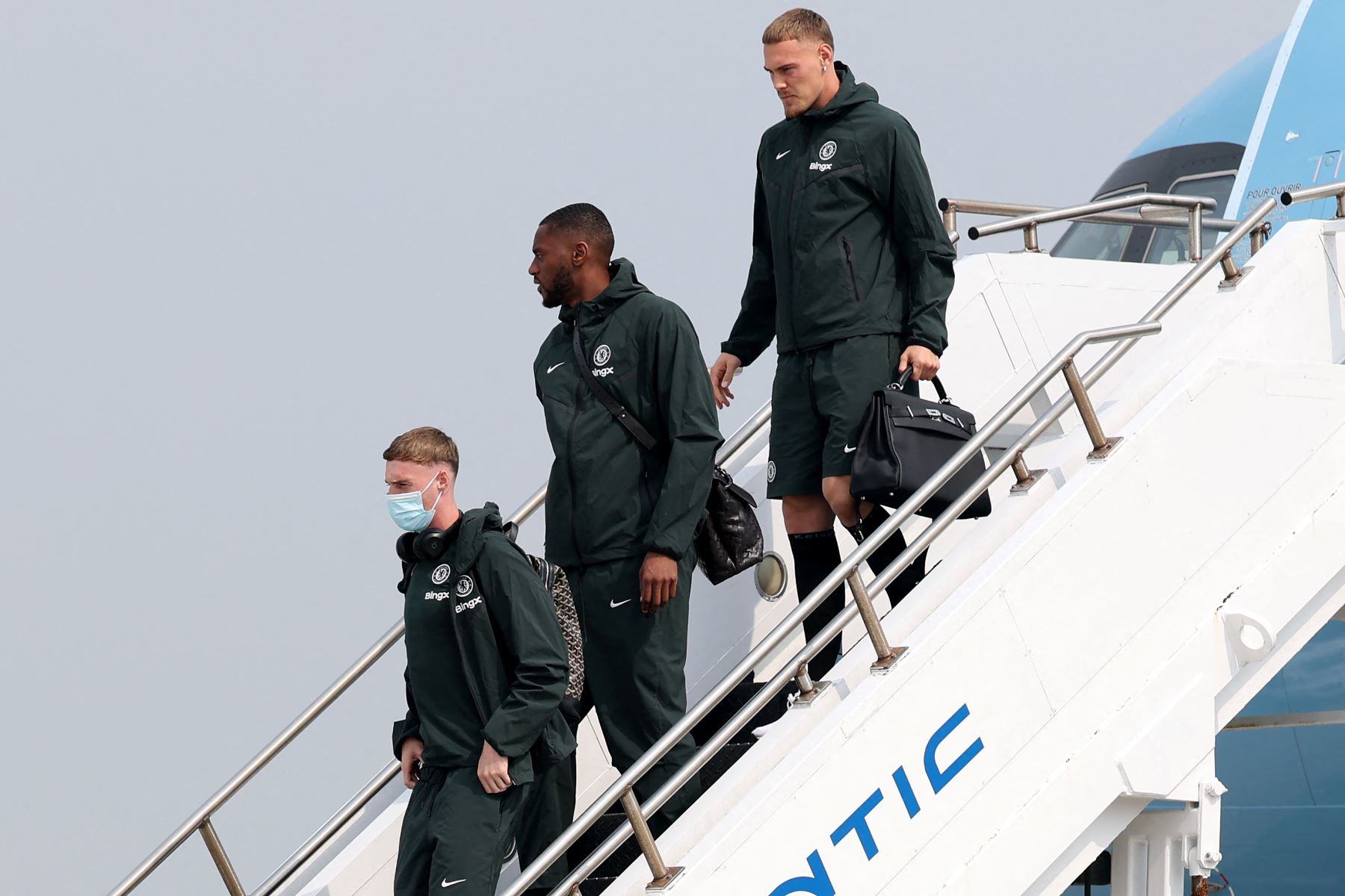 Cole Palmer, Tosin Adarabioyo y Filip Jörgensen, del Chelsea, desembarcan de un vuelo a su llegada al Aeropuerto Internacional de Filadelfia para la Copa Mundial de Clubes de la FIFA 2025.
Foto: AFP