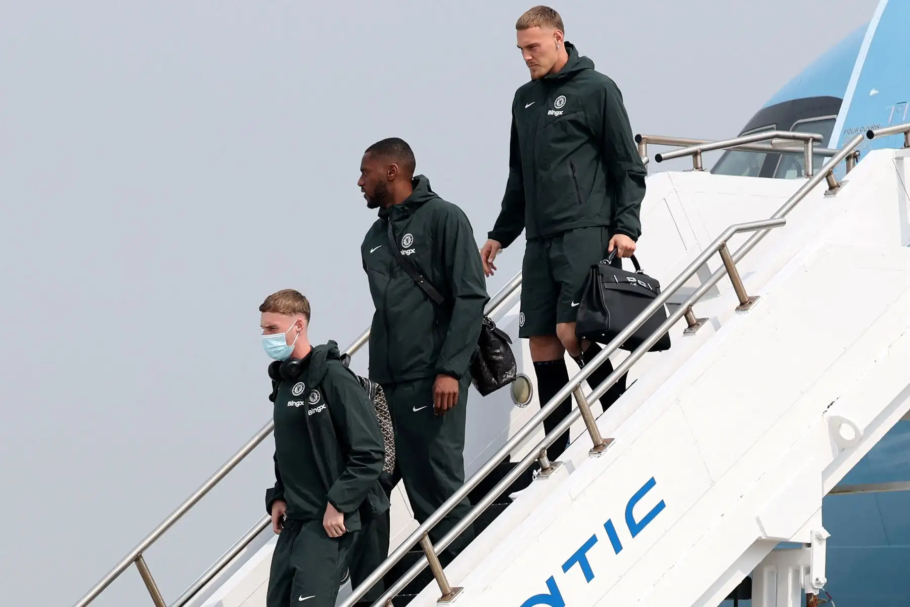 Cole Palmer, Tosin Adarabioyo y Filip Jörgensen, del Chelsea, desembarcan de un vuelo a su llegada al Aeropuerto Internacional de Filadelfia para la Copa Mundial de Clubes de la FIFA 2025.
Foto: AFP