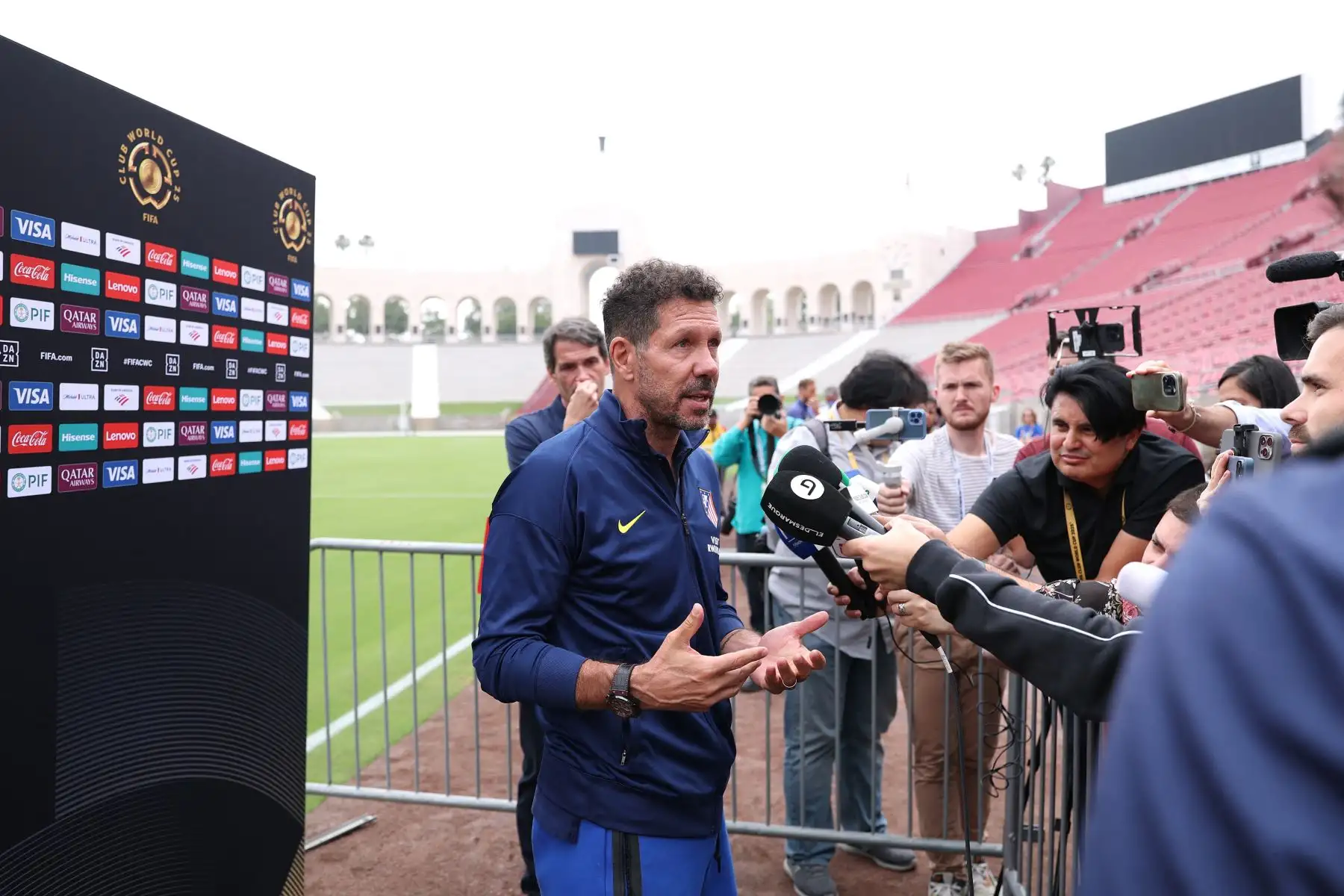 El entrenador del Atlético, Diego Simeone, atiende a los medios durante la rueda de prensa previa al partido de la Copa Mundial de Clubes de la FIFA 2025 entre el París Saint-Germain y el Atlético de Madrid en el Memorial Coliseum de Los Ángeles.
Foto: ADP