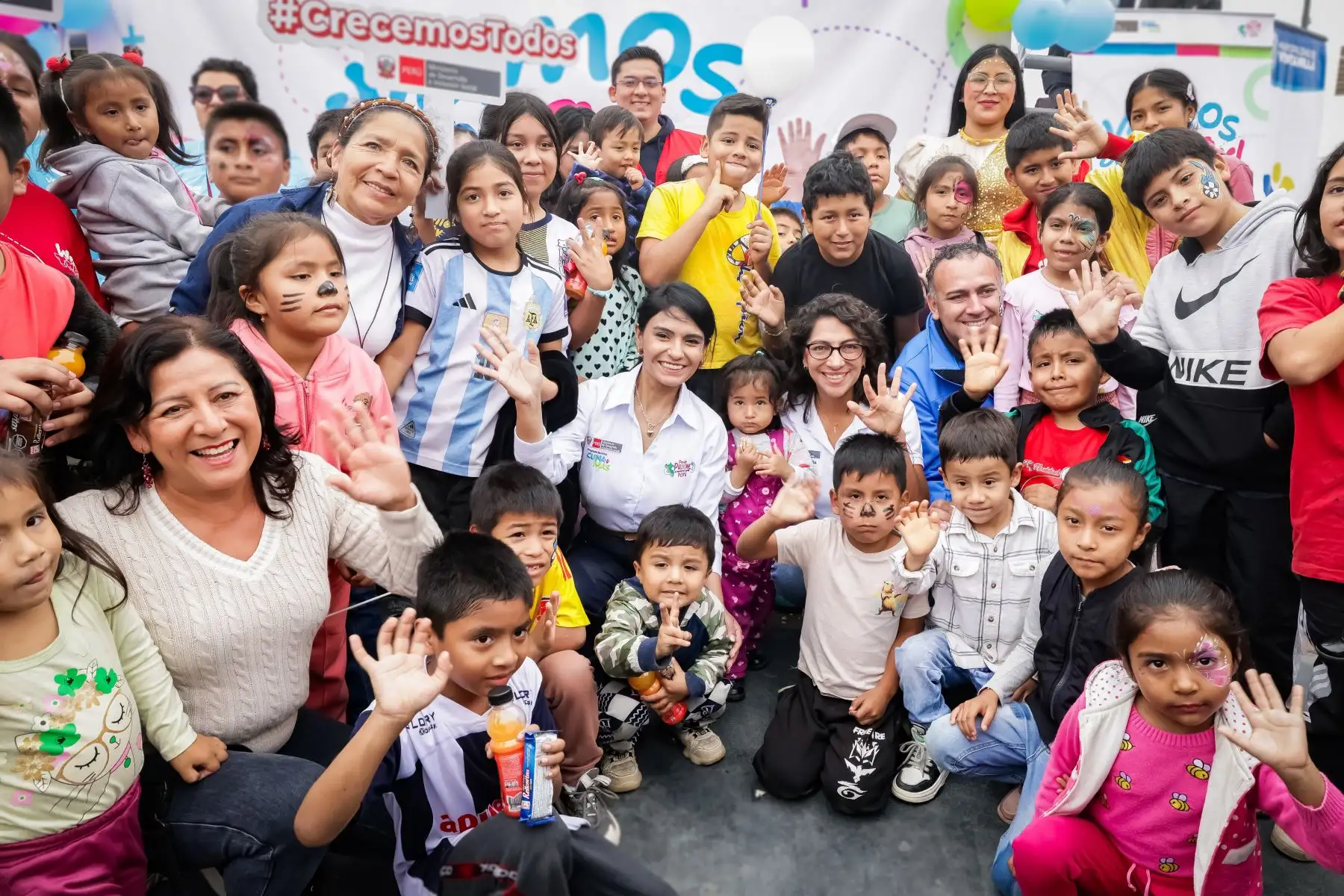 En el marco del Día Internacional del Juego, que se conmemoró el 11 de junio, la ministra de Desarrollo e Inclusión Social, Leslie Urteaga participó en el Festival lúdico e interactivo ¡Vamos a jugar!, organizado a través del Programa Nacional Cuna Más, para reconocer el papel que desempeña el juego en el desarrollo de las niñas y niños en Ventanilla.
Foto: Midis