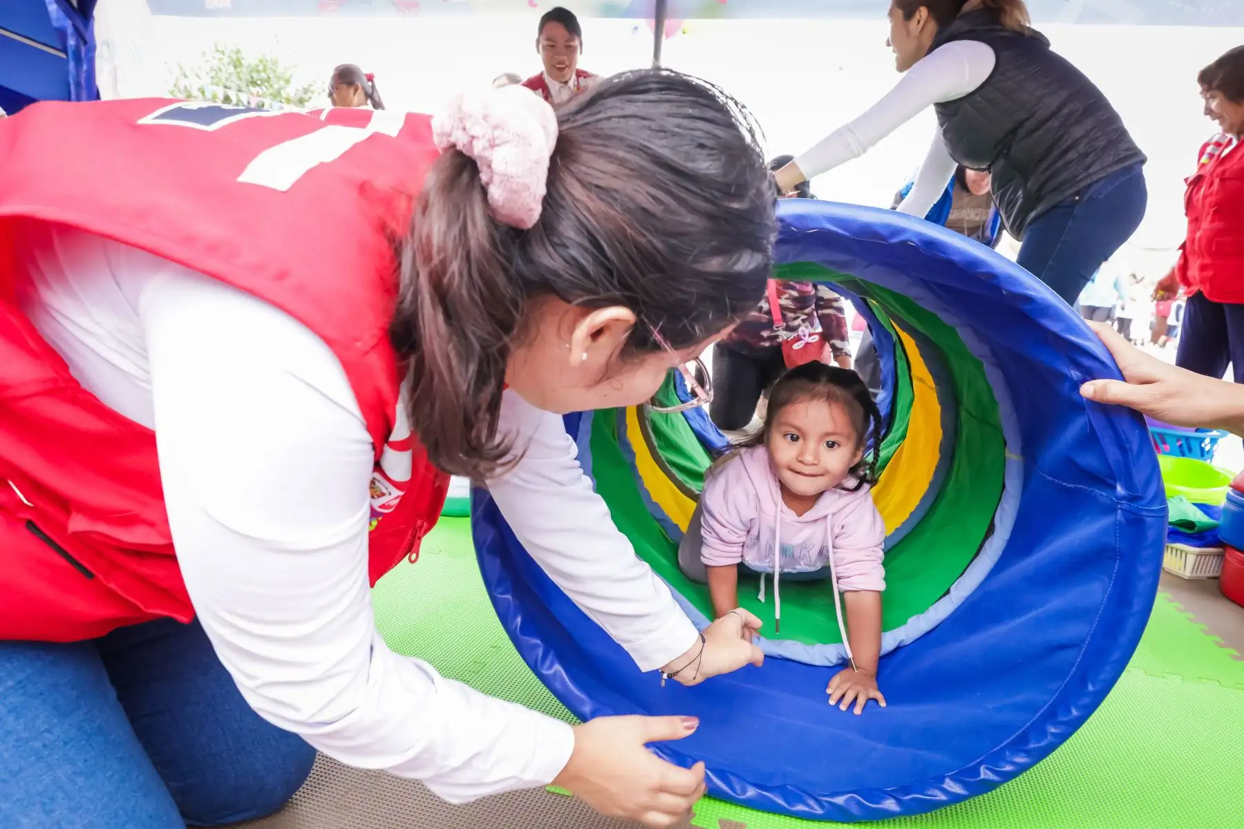 En el marco del Día Internacional del Juego, que se conmemoró el 11 de junio, la ministra de Desarrollo e Inclusión Social, Leslie Urteaga participó en el Festival lúdico e interactivo ¡Vamos a jugar!, organizado a través del Programa Nacional Cuna Más, para reconocer el papel que desempeña el juego en el desarrollo de las niñas y niños en Ventanilla.
Foto: Midis