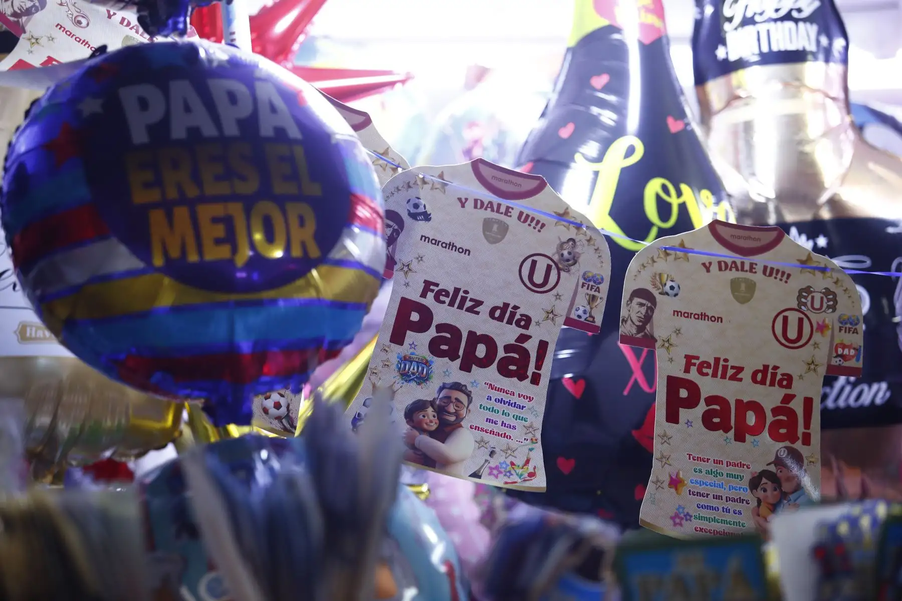 Miles de peruanos acuden el sábado 14 de junio de 2025 al emporio comercial de Mesa Redonda, en el Cercado de Lima, a realizar las últimas compras por el Día del Padre, que se celebra mañana domingo 15. Foto: ANDINA/Daniel Bracamonte