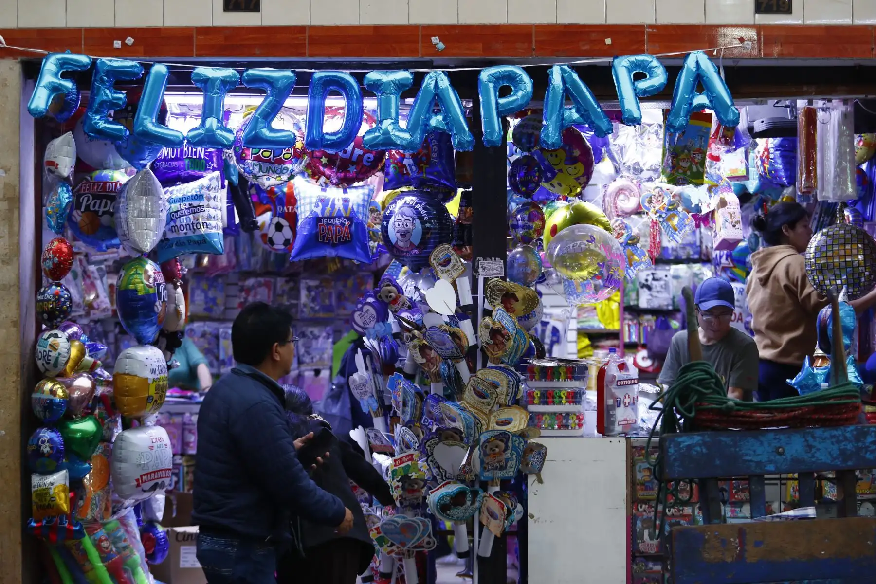 Miles de peruanos acuden el sábado 14 de junio de 2025 al emporio comercial de Mesa Redonda, en el Cercado de Lima, a realizar las últimas compras por el Día del Padre, que se celebra mañana domingo 15. Foto: ANDINA/Daniel Bracamonte