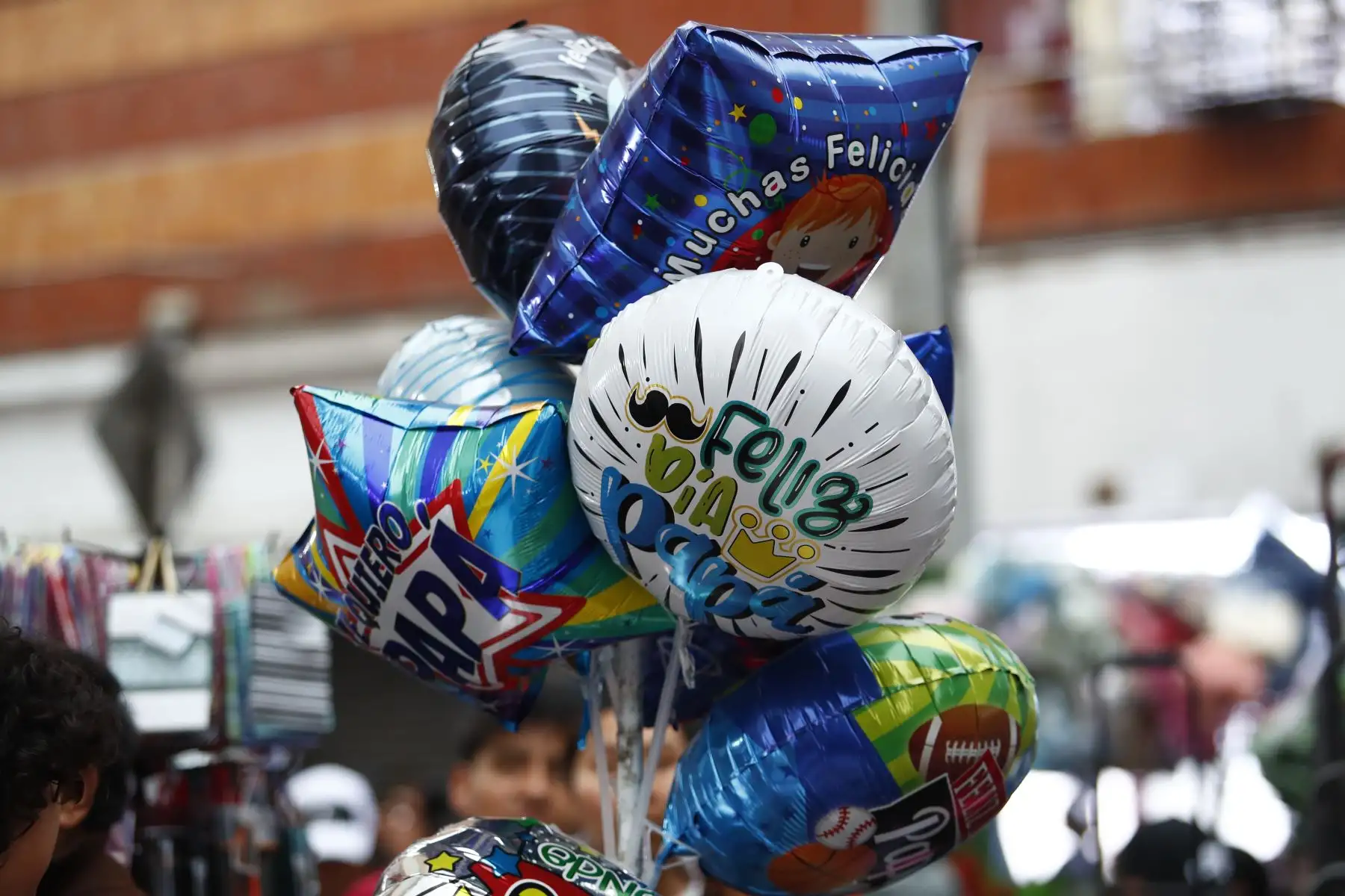 Miles de peruanos acuden el sábado 14 de junio de 2025 al emporio comercial de Mesa Redonda, en el Cercado de Lima, a realizar las últimas compras por el Día del Padre, que se celebra mañana domingo 15. Foto: ANDINA/Daniel Bracamonte