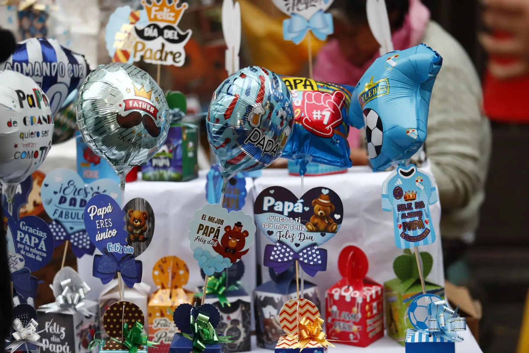 Miles de peruanos acuden el sábado 14 de junio de 2025 al emporio comercial de Mesa Redonda, en el Cercado de Lima, a realizar las últimas compras por el Día del Padre, que se celebra mañana domingo 15. Foto: ANDINA/Daniel Bracamonte