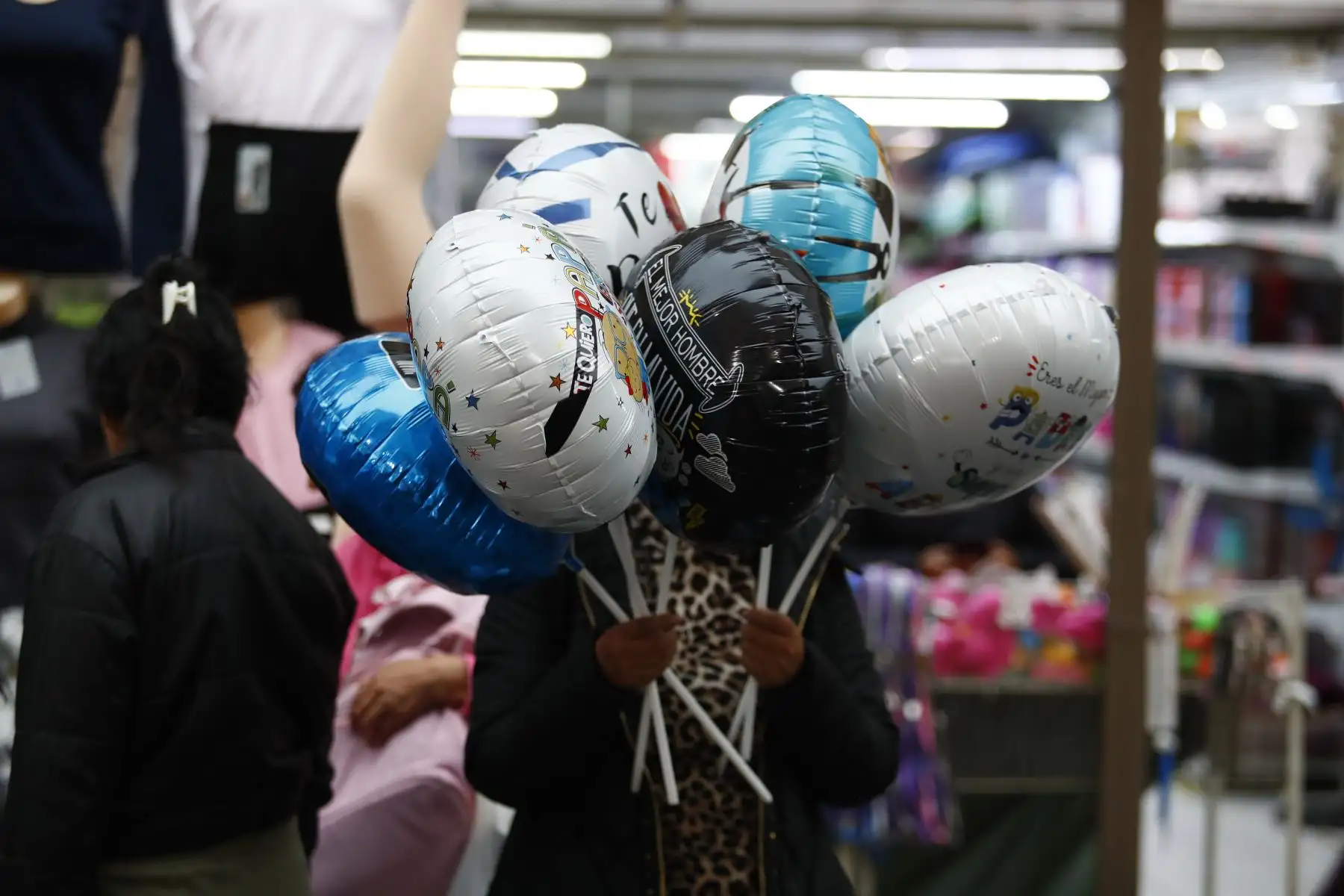 Miles de peruanos acuden el sábado 14 de junio de 2025 al emporio comercial de Mesa Redonda, en el Cercado de Lima, a realizar las últimas compras por el Día del Padre, que se celebra mañana domingo 15. Foto: ANDINA/Daniel Bracamonte