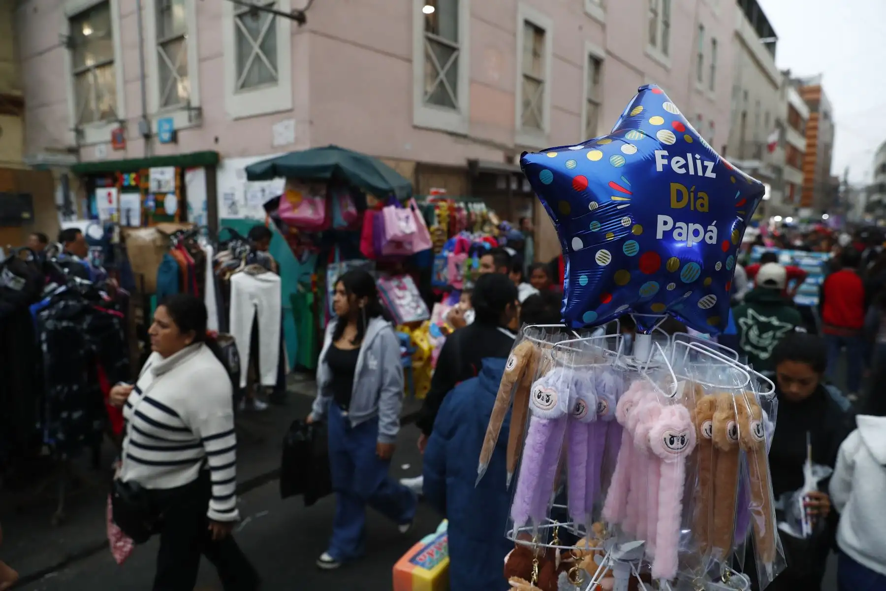 Miles de peruanos acuden el sábado 14 de junio de 2025 al emporio comercial de Mesa Redonda, en el Cercado de Lima, a realizar las últimas compras por el Día del Padre, que se celebra mañana domingo 15. Foto: ANDINA/Daniel Bracamonte