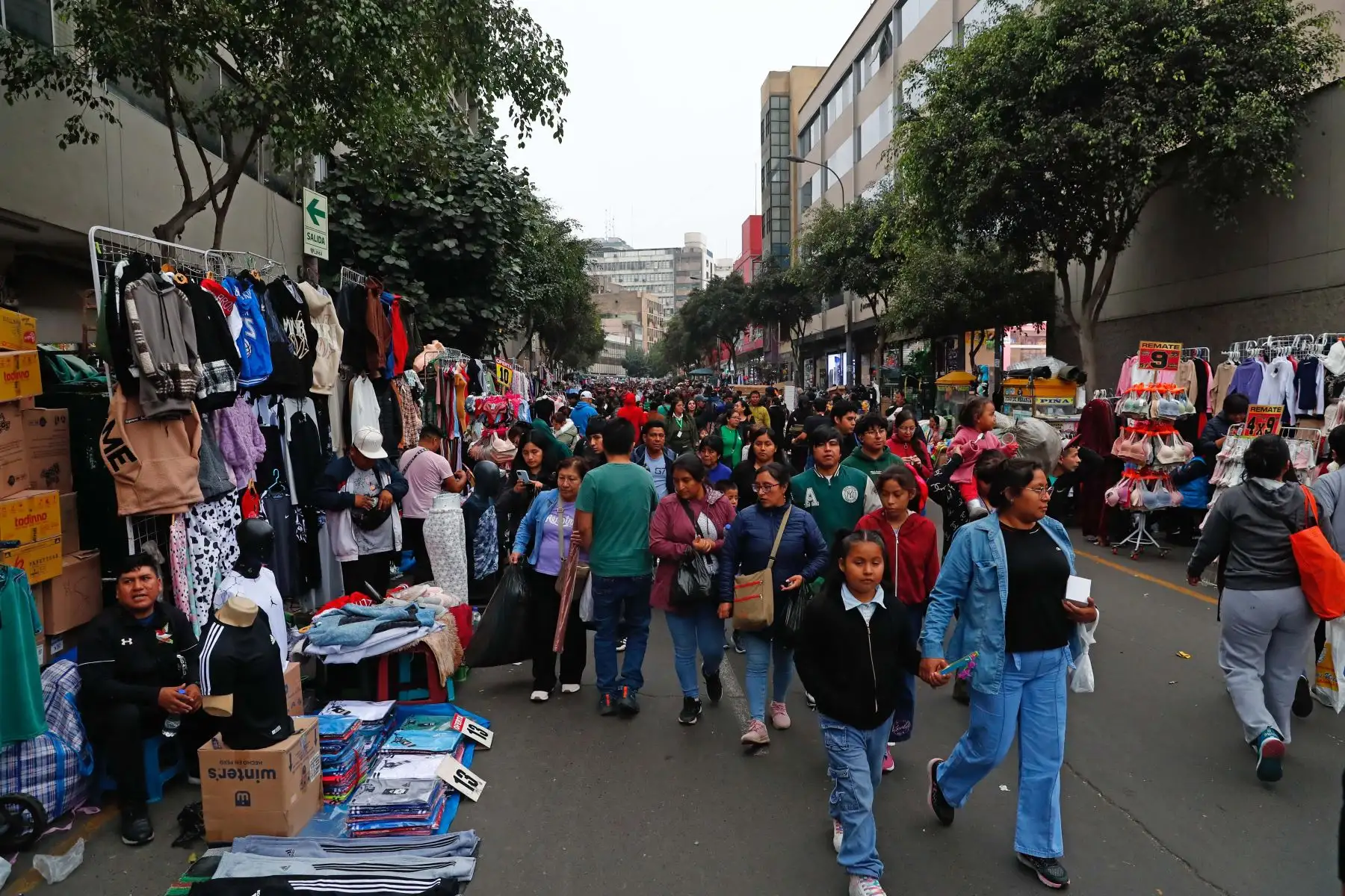 Miles de peruanos acuden el sábado 14 de junio de 2025 al emporio comercial de Mesa Redonda, en el Cercado de Lima, a realizar las últimas compras por el Día del Padre, que se celebra mañana domingo 15. Foto: ANDINA/Daniel Bracamonte