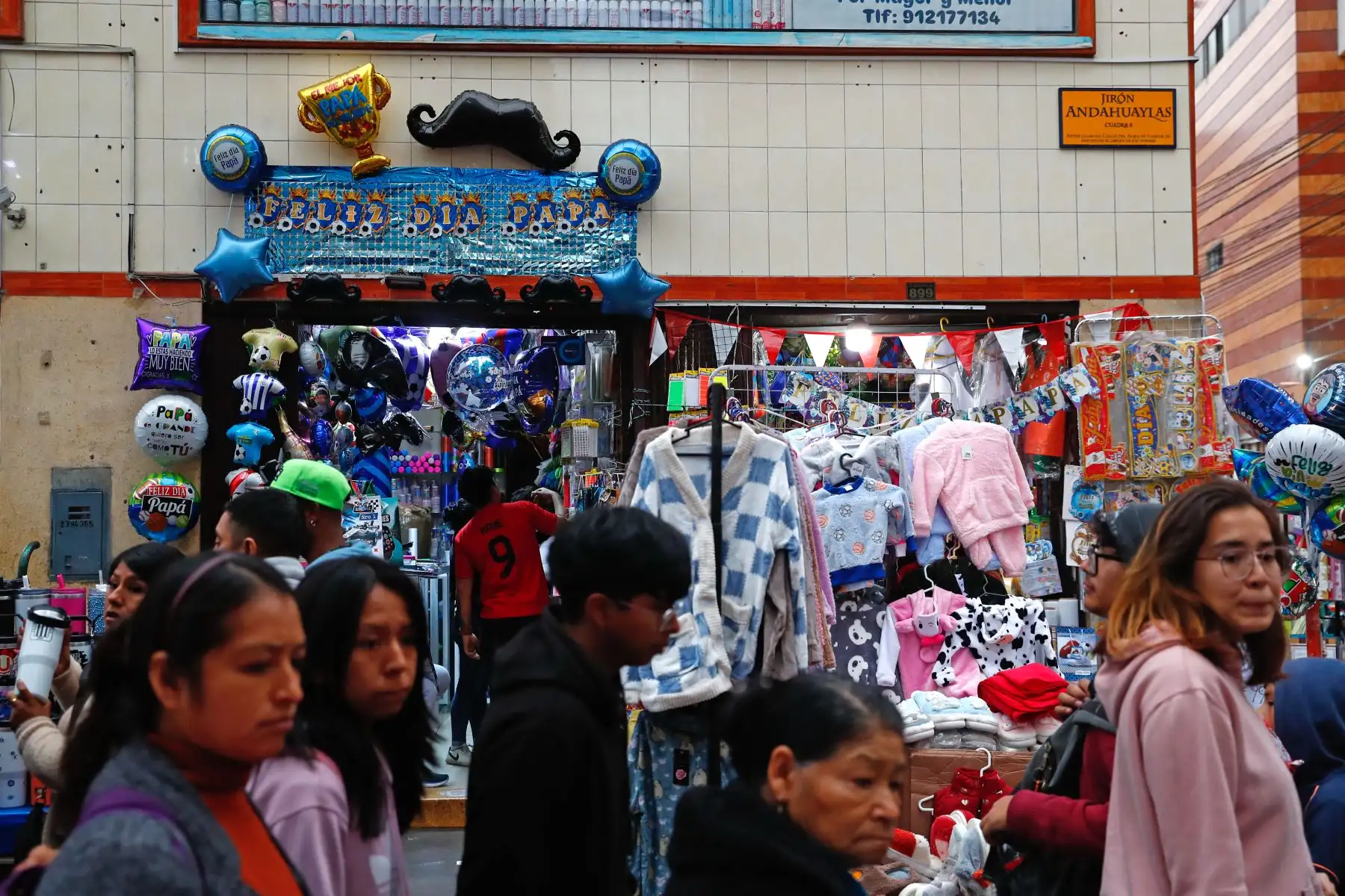 Miles de peruanos acuden el sábado 14 de junio de 2025 al emporio comercial de Mesa Redonda, en el Cercado de Lima, a realizar las últimas compras por el Día del Padre, que se celebra mañana domingo 15. Foto: ANDINA/Daniel Bracamonte