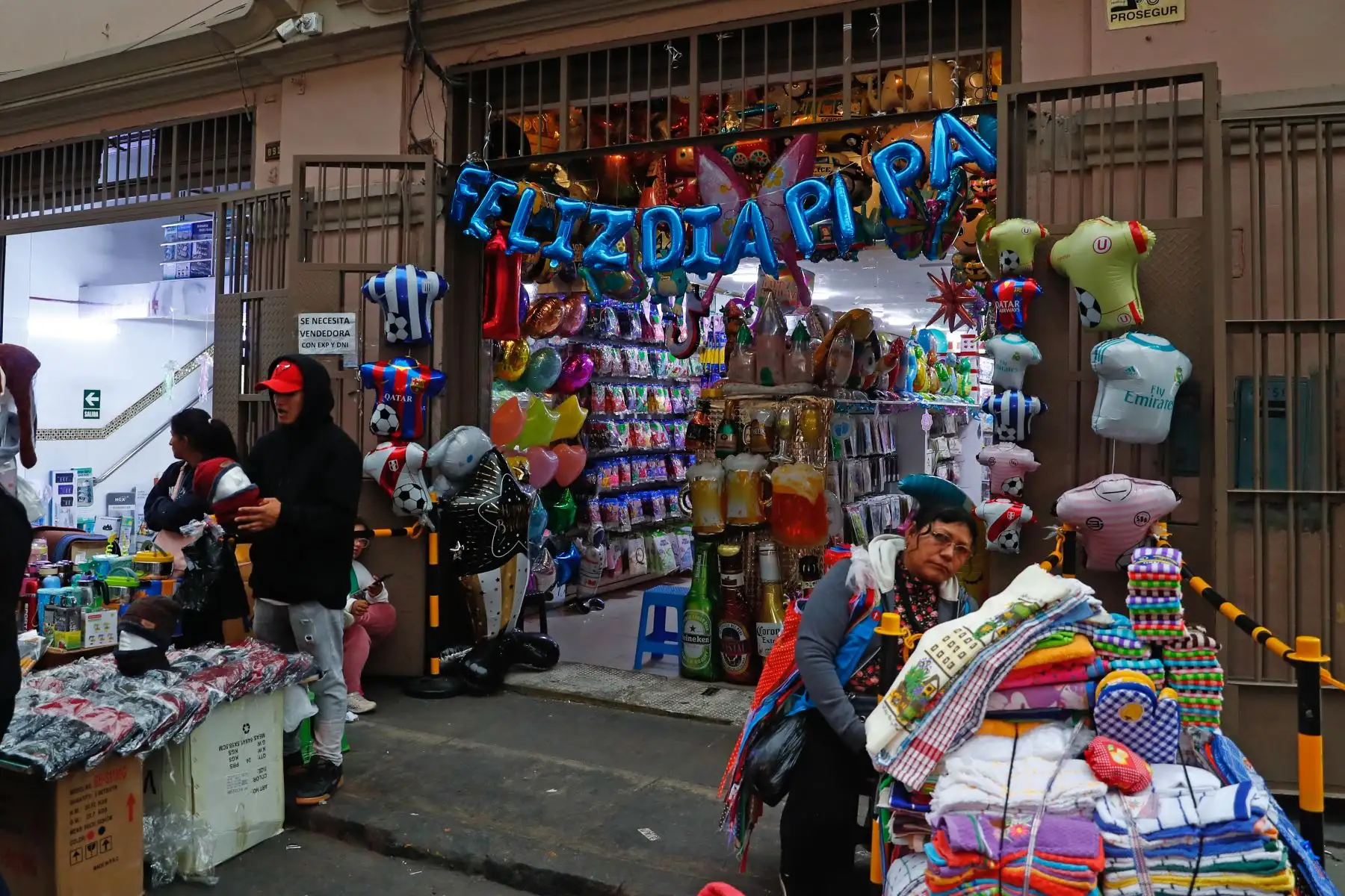 Miles de peruanos acuden el sábado 14 de junio de 2025 al emporio comercial de Mesa Redonda, en el Cercado de Lima, a realizar las últimas compras por el Día del Padre, que se celebra mañana domingo 15. Foto: ANDINA/Daniel Bracamonte