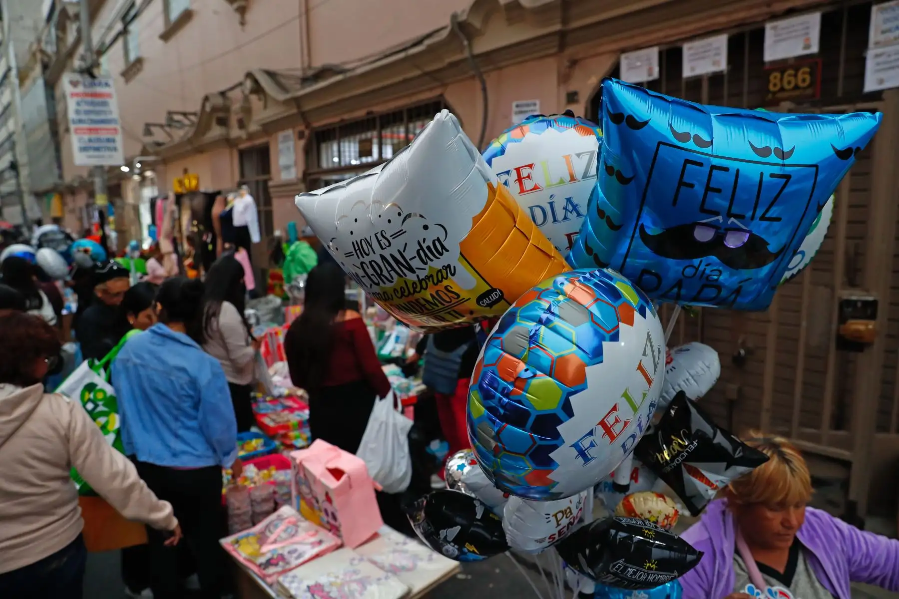 Miles de peruanos acuden el sábado 14 de junio de 2025 al emporio comercial de Mesa Redonda, en el Cercado de Lima, a realizar las últimas compras por el Día del Padre, que se celebra mañana domingo 15. Foto: ANDINA/Daniel Bracamonte