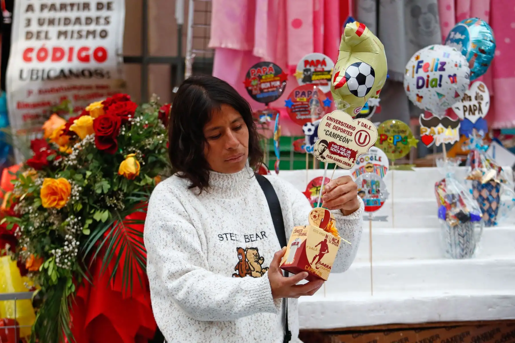 Miles de peruanos acuden el sábado 14 de junio de 2025 al emporio comercial de Mesa Redonda, en el Cercado de Lima, a realizar las últimas compras por el Día del Padre, que se celebra mañana domingo 15. Foto: ANDINA/Daniel Bracamonte