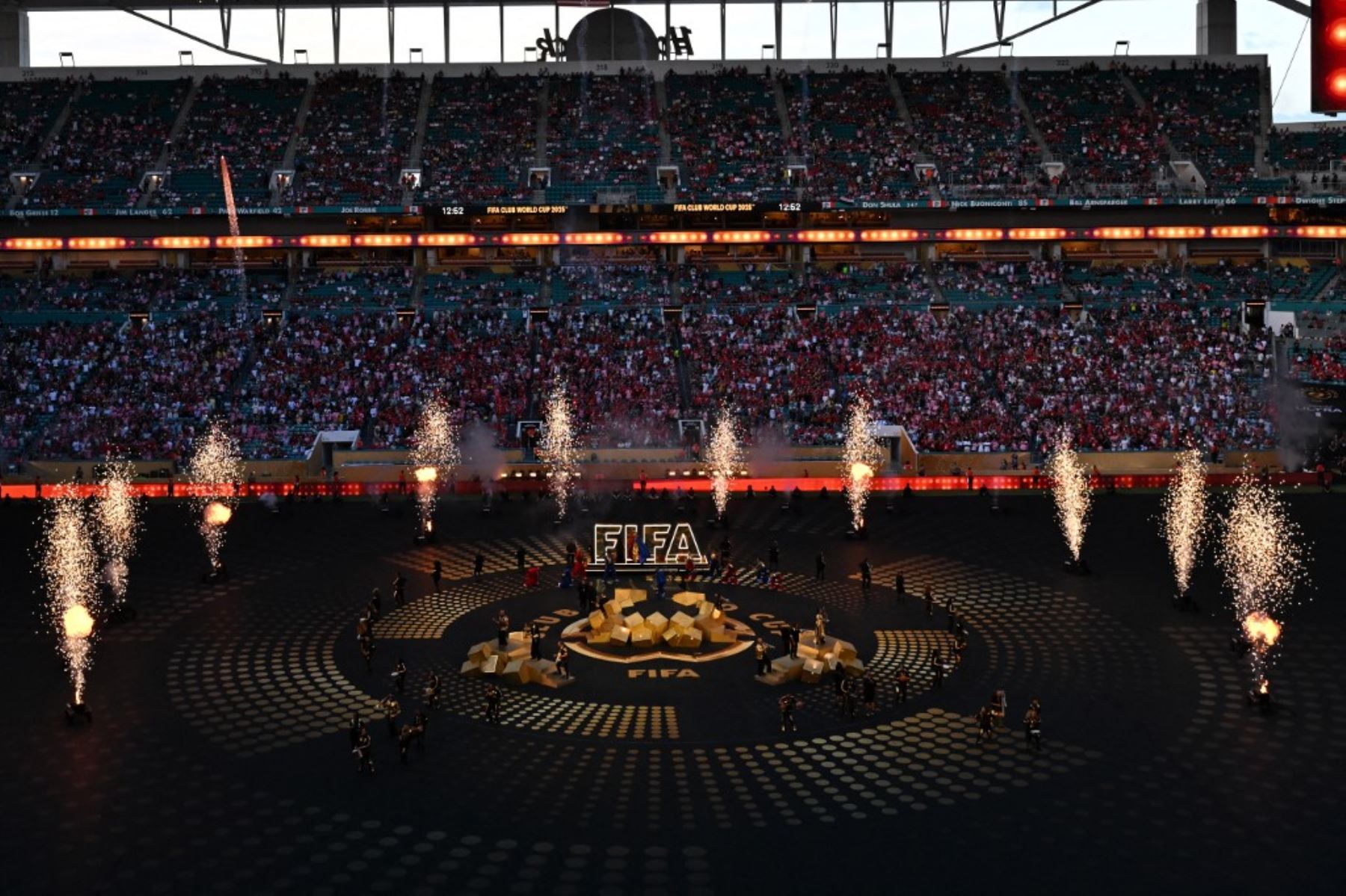 Fuegos artificiales se encienden durante la ceremonia de apertura del Mundial de Clubes 2025 antes del partido de fútbol del Grupo A entre el Al-Ahly de Egipto y el Inter Miami de EE. UU. en el estadio Hard Rock en Miami el 14 de junio de 2025. Foto: AFP