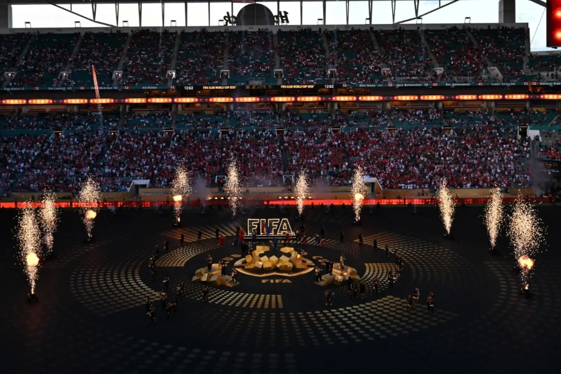 Fuegos artificiales se encienden durante la ceremonia de apertura del Mundial de Clubes 2025 antes del partido de fútbol del Grupo A entre el Al-Ahly de Egipto y el Inter Miami de EE. UU. en el estadio Hard Rock en Miami el 14 de junio de 2025. Foto: AFP
