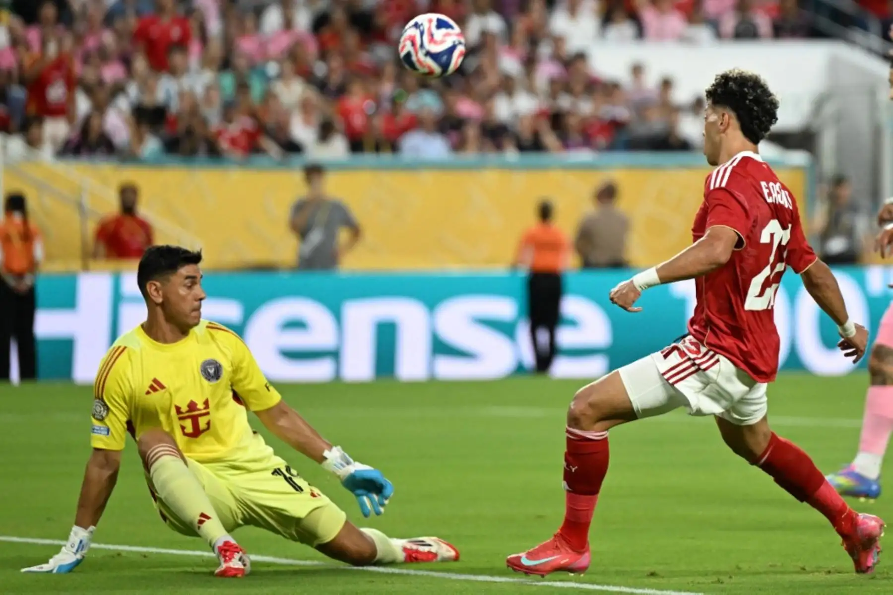 El centrocampista egipcio del Al Ahly, Emam Ashour, intenta un tiro frente al portero argentino del Inter Miami, Oscar Ustari, durante el partido de fútbol del Grupo A de la Copa Mundial de Clubes 2025 entre el Al-Ahly de Egipto y el Inter Miami de EE. UU. en el estadio Hard Rock en Miami. Foto: AFP