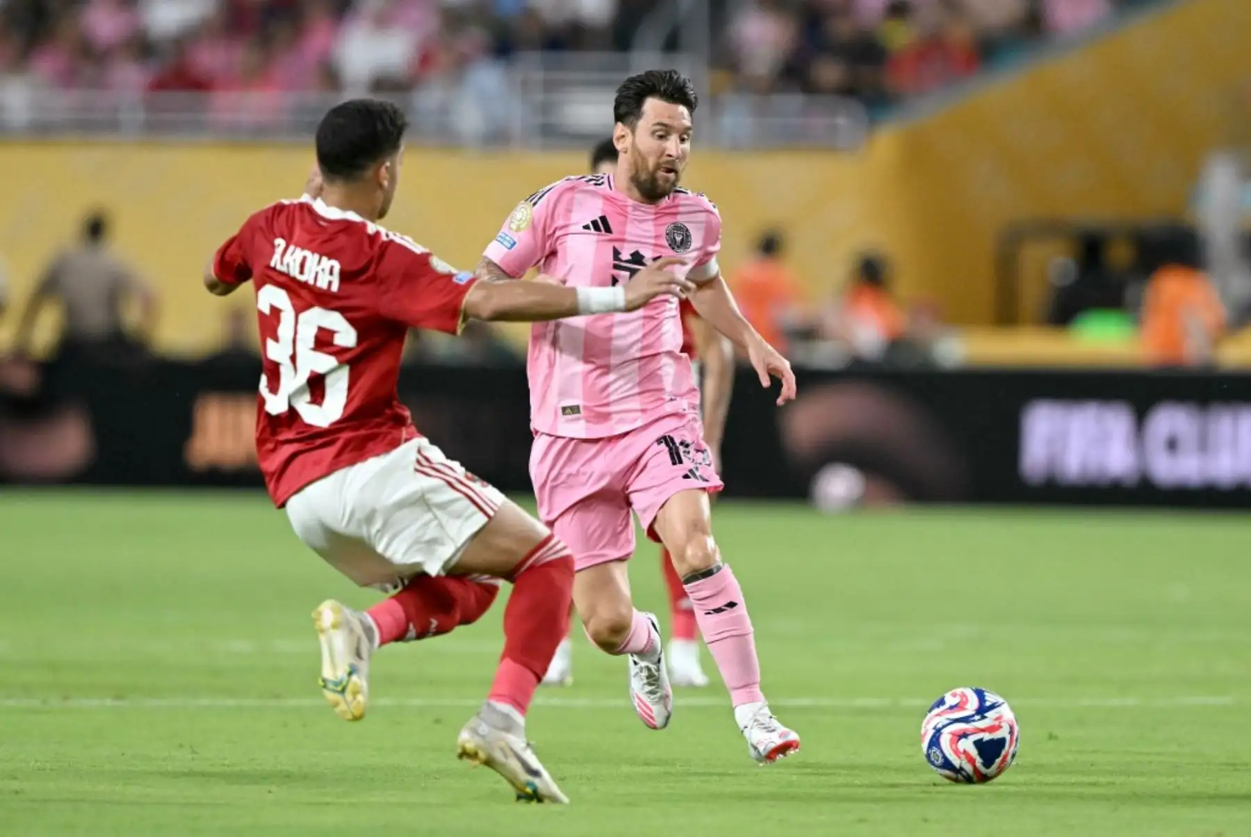El centrocampista egipcio del Al Ahly, Ahmed Koka, y el delantero argentino del Inter Miami, Lionel Messi, luchan por el balón durante el partido de fútbol del Grupo A de la Copa Mundial de Clubes 2025 entre el Al-Ahly de Egipto y el Inter Miami de EE. UU. en el estadio Hard Rock en Miami. Foto: AFP
