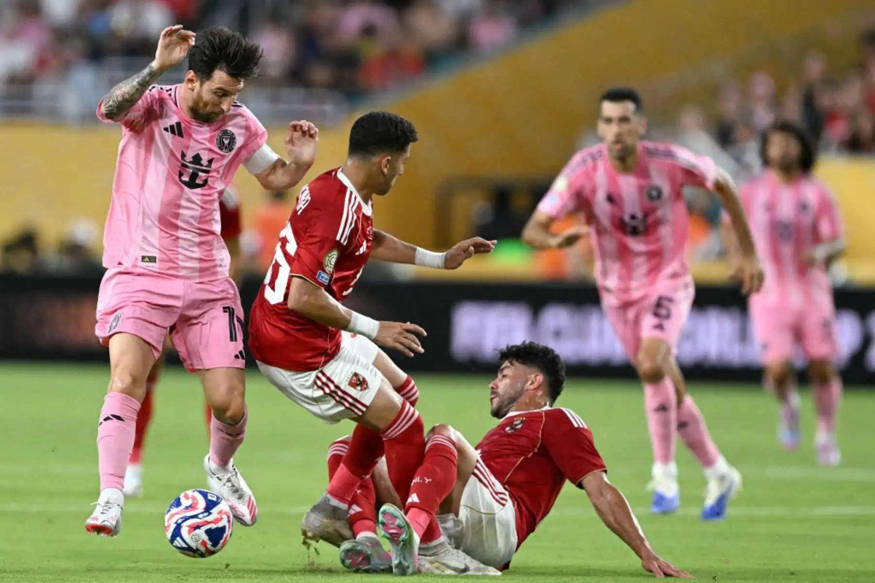 El centrocampista egipcio del Al Ahly, Ahmed Koka, el delantero argentino del Inter Miami, Lionel Messi, y el defensor egipcio del Al Ahly, Yasser Ibrahim, luchan por el balón durante el partido de fútbol del Grupo A de la Copa Mundial de Clubes 2025 entre el Al-Ahly de Egipto y el Inter Miami de EE.UU. en el estadio Hard Rock en Miami. Foto: AFP