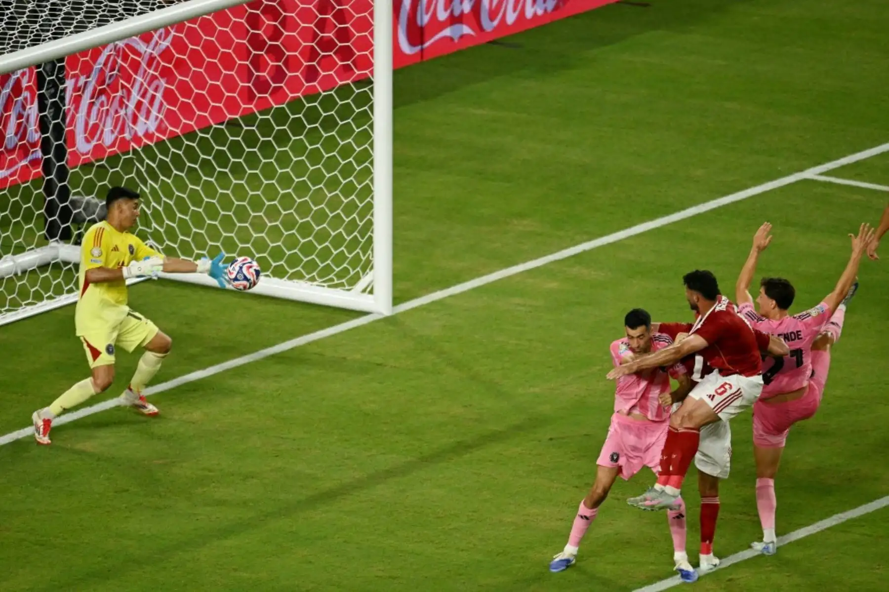 El portero argentino del Inter Miami, Oscar Ustari, hace una atajada durante el partido de fútbol del Grupo A del Mundial de Clubes 2025 entre el Al-Ahly de Egipto y el Inter Miami de EE.UU. en el estadio Hard Rock en Miami el 14 de junio de 2025. Foto: AFP