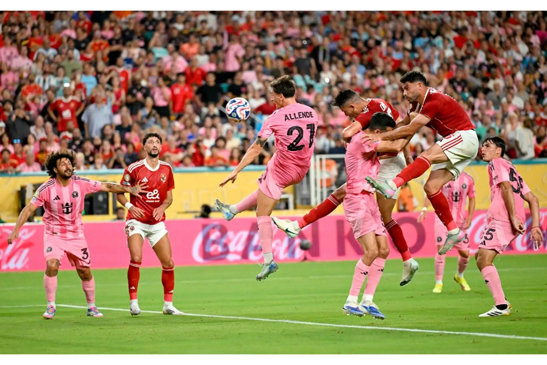 El delantero argentino del Inter de Miami, Tadeo Allende, salta por el balón durante el partido de fútbol del Grupo A del Mundial de Clubes 2025 entre el Al-Ahly de Egipto y el Inter de Miami de EE. UU. en el estadio Hard Rock en Miami el 14 de junio de 2025. Foto: AFP