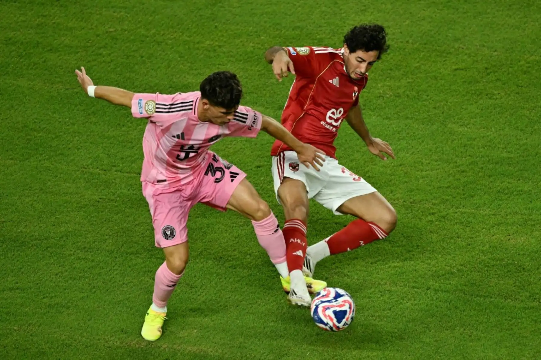 El defensor estadounidense del Inter Miami, Noah Allen, y el defensor egipcio del Al Ahly, Mohamed Hany, luchan por el balón durante el partido de fútbol del Grupo A de la Copa Mundial de Clubes 2025 entre el Al-Ahly de Egipto y el Inter Miami de EE.UU. en el estadio Hard Rock en Miami el 14 de junio de 2025. Foto: AFP