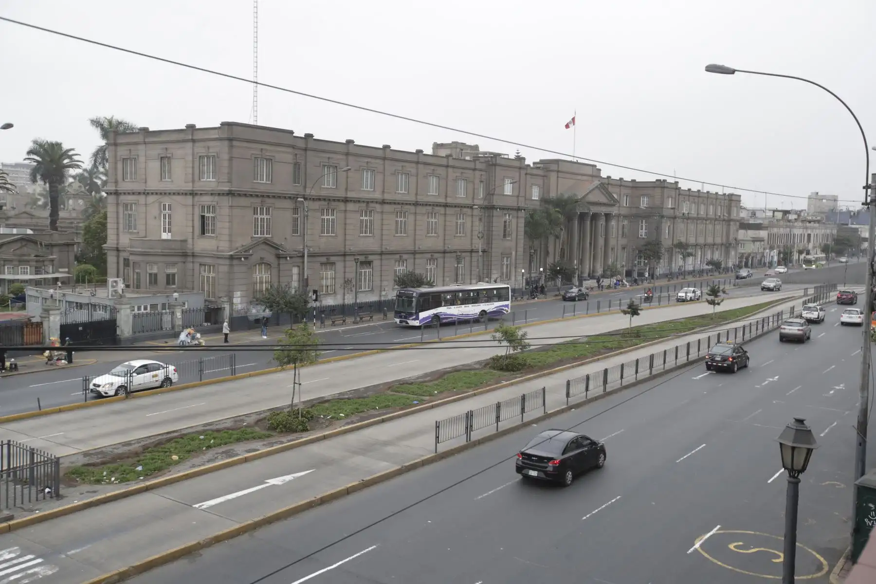 El centro de Lima amanece con  neblina y frío intenso, hoy domingo 15 de junio. Especialistas advierten que bajas temperaturas se mantendrán en el mes de junio.
Foto: ANDINA/Eddy Ramos