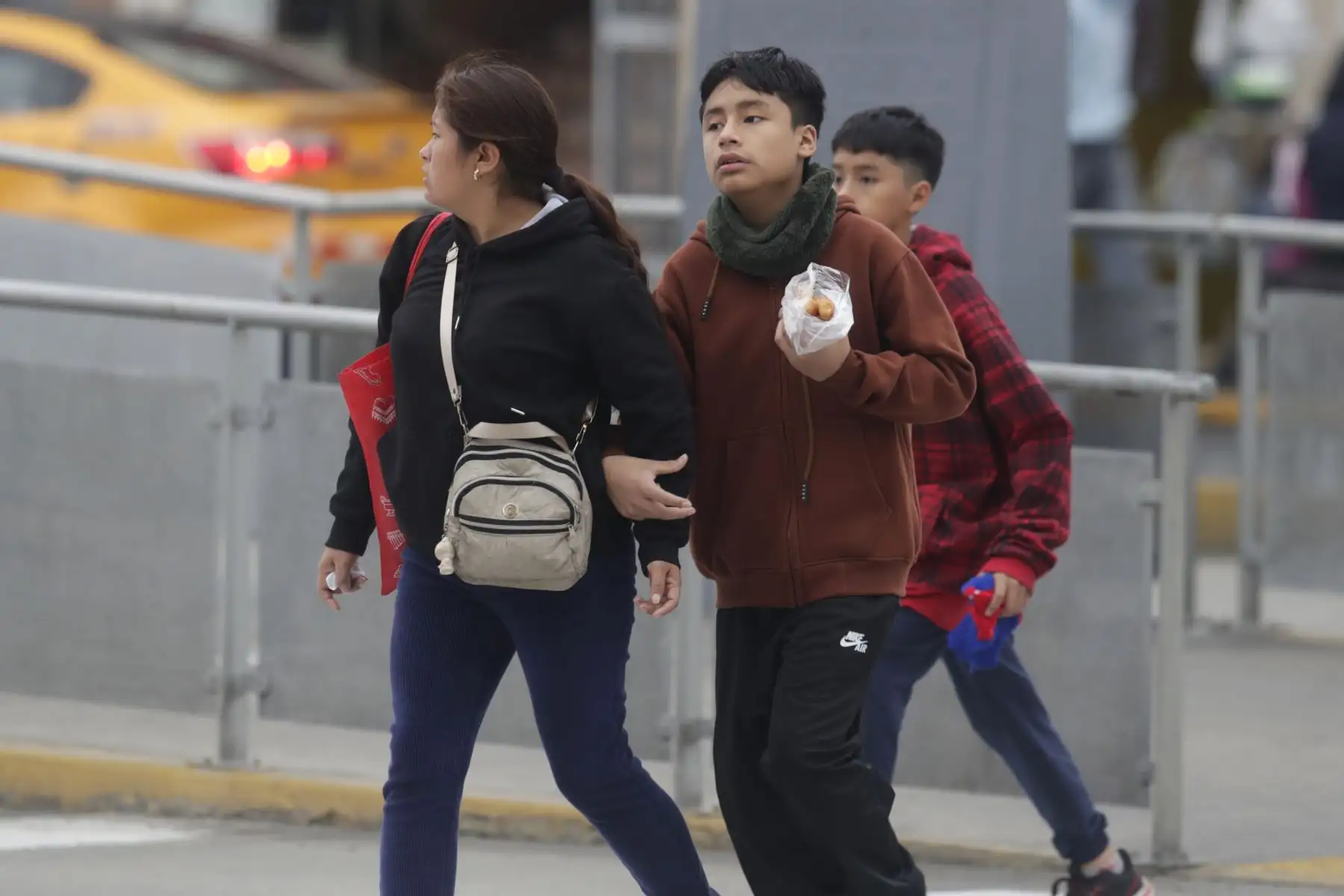 El centro de Lima amanece con  neblina y frío intenso, hoy domingo 15 de junio. Especialistas advierten que bajas temperaturas se mantendrán en el mes de junio.
Foto: ANDINA/Eddy Ramos