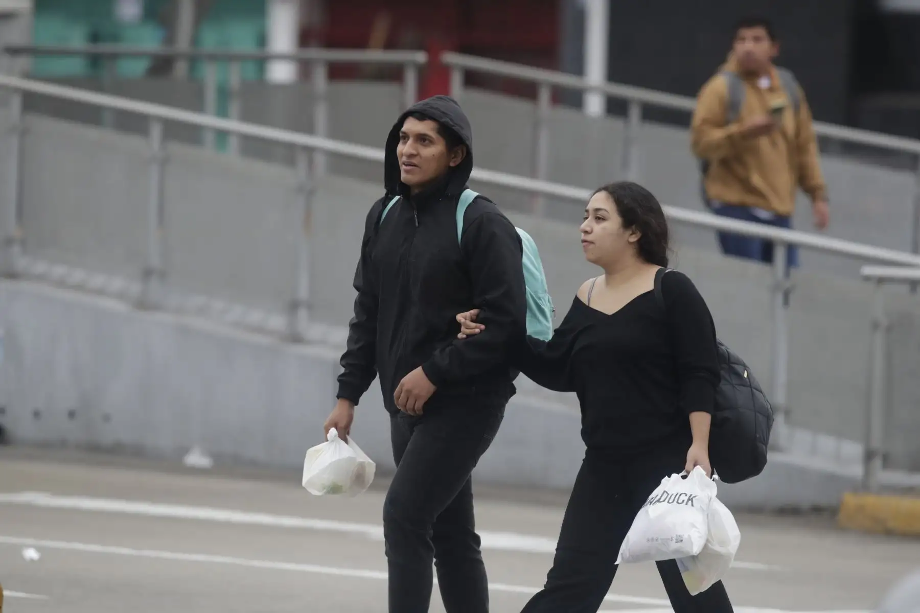 El centro de Lima amanece con  neblina y frío intenso, hoy domingo 15 de junio. Especialistas advierten que bajas temperaturas se mantendrán en el mes de junio.
Foto: ANDINA/Eddy Ramos