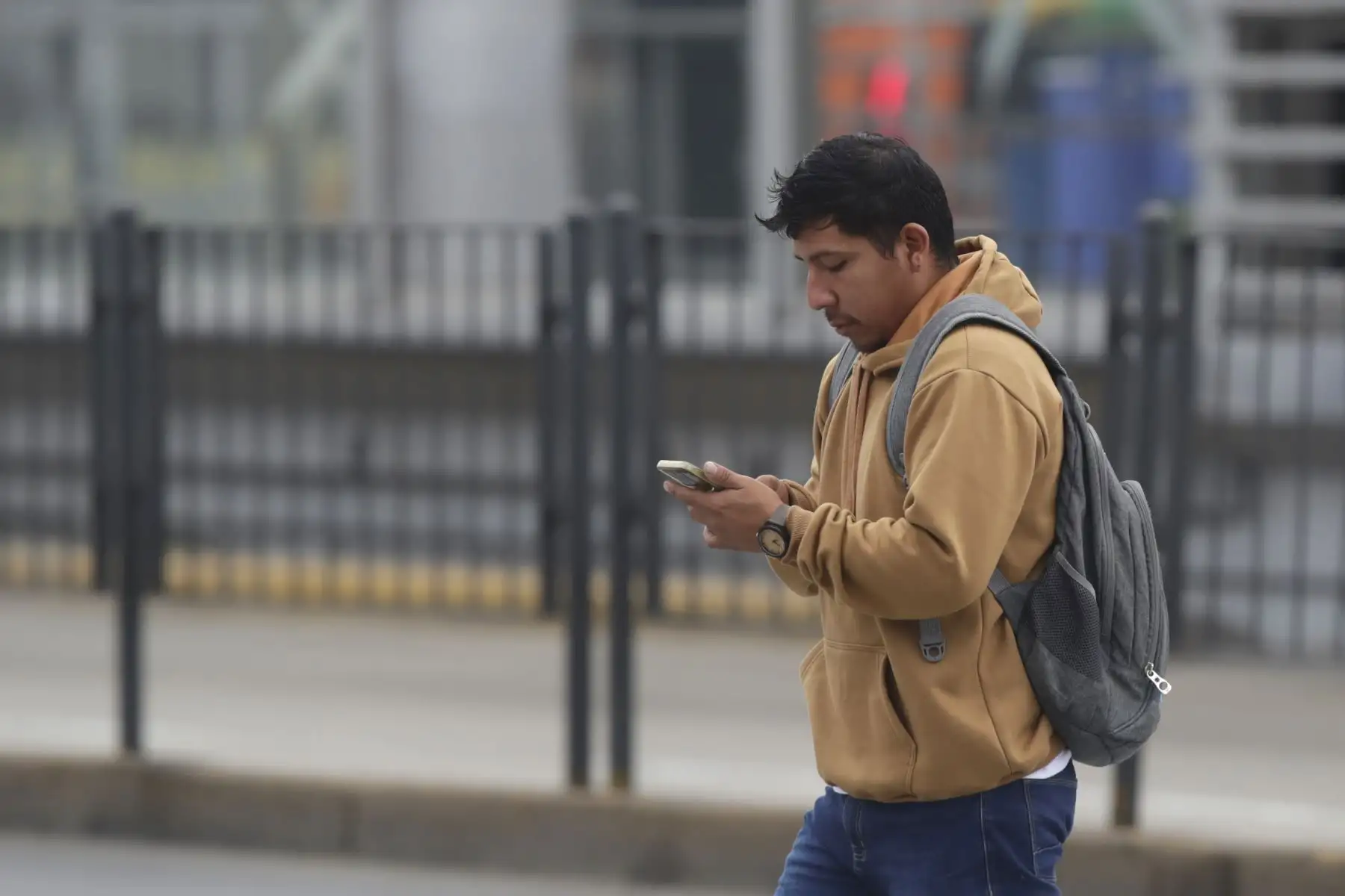 El centro de Lima amanece con  neblina y frío intenso, hoy domingo 15 de junio. Especialistas advierten que bajas temperaturas se mantendrán en el mes de junio.
Foto: ANDINA/Eddy Ramos