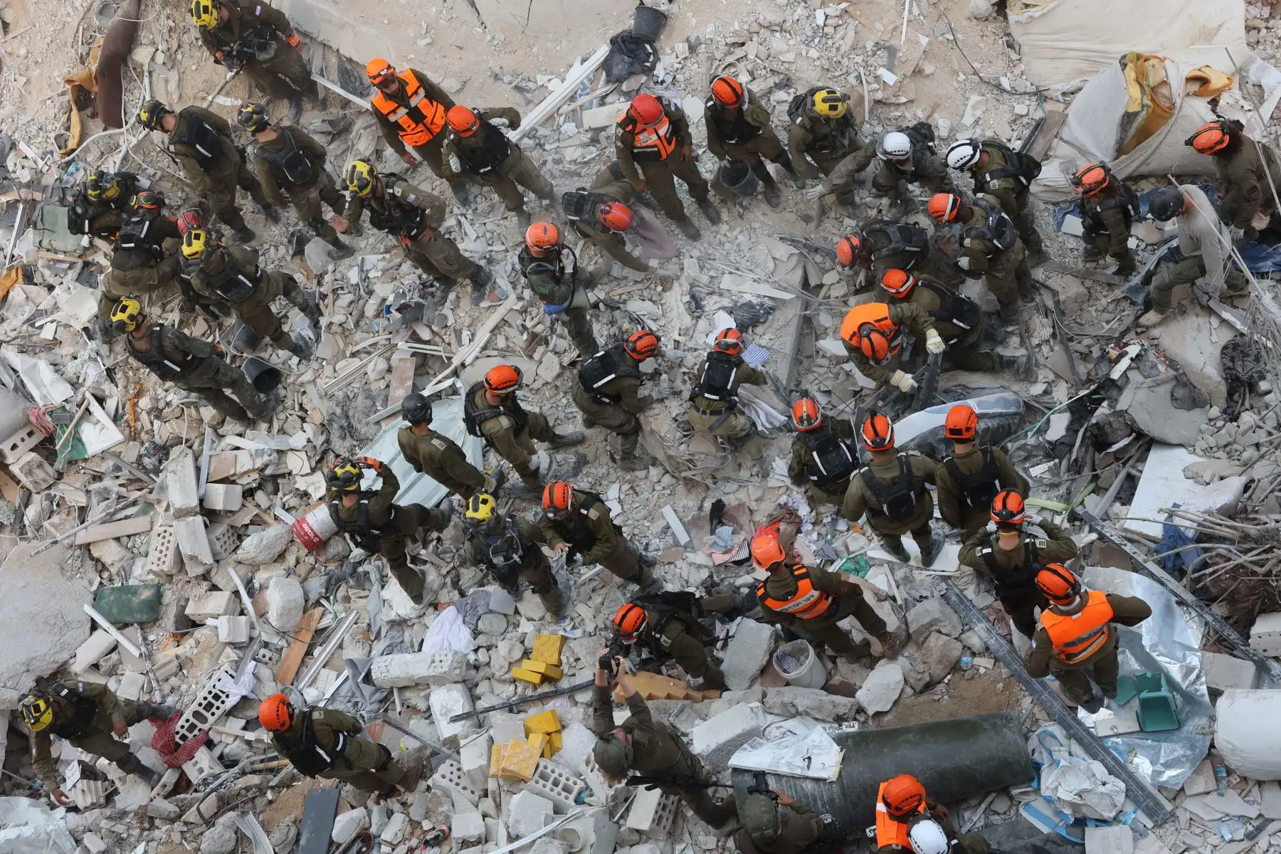 Rescatistas israelíes buscan entre los escombros en el lugar de un ataque con misiles iraníes durante la noche en Bat Yam el 15 de junio de 2025. 
Foto: AFP