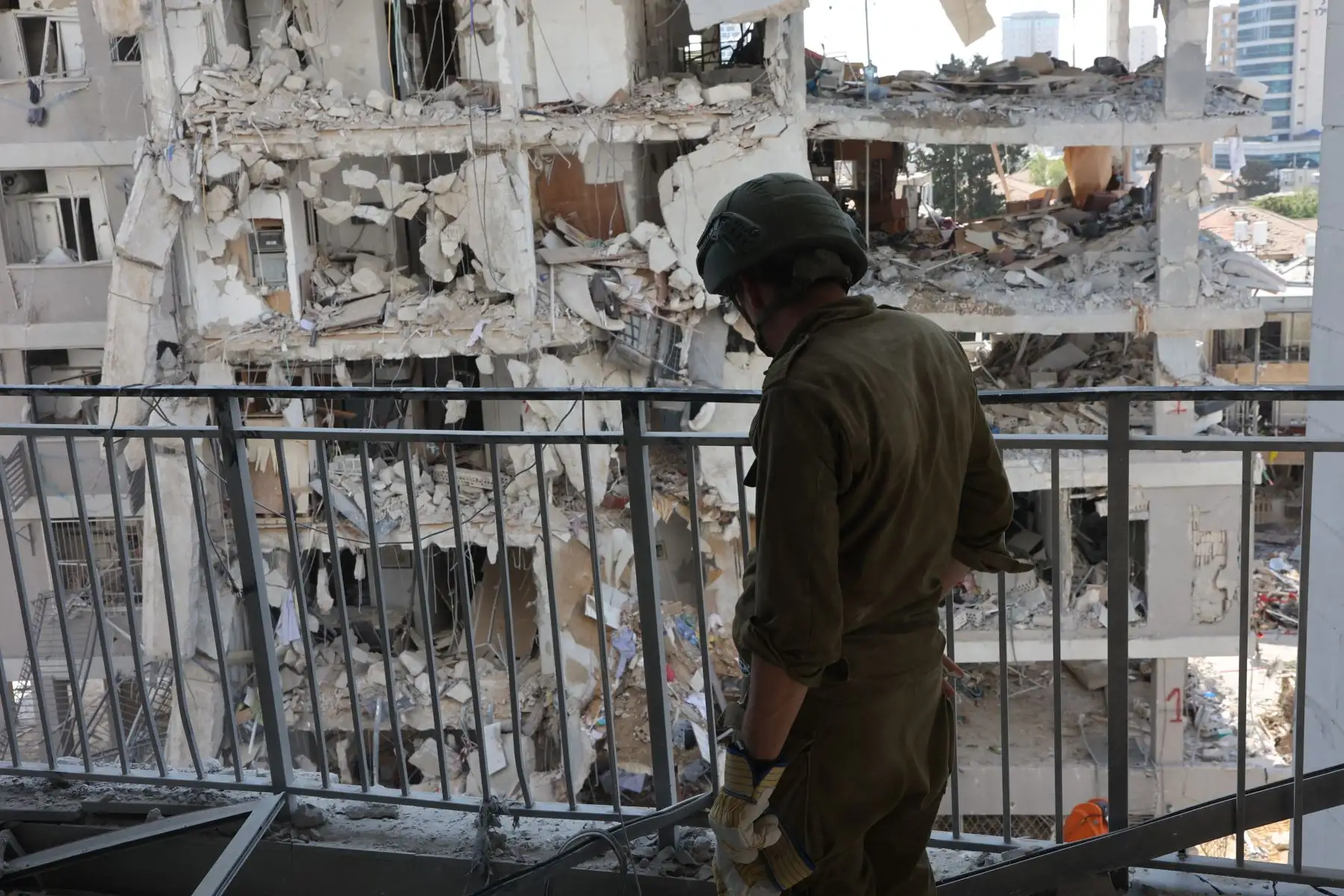Rescatistas israelíes buscan entre los escombros en el lugar de un ataque con misiles iraníes durante la noche en Bat Yam el 15 de junio de 2025. 
Foto: AFP