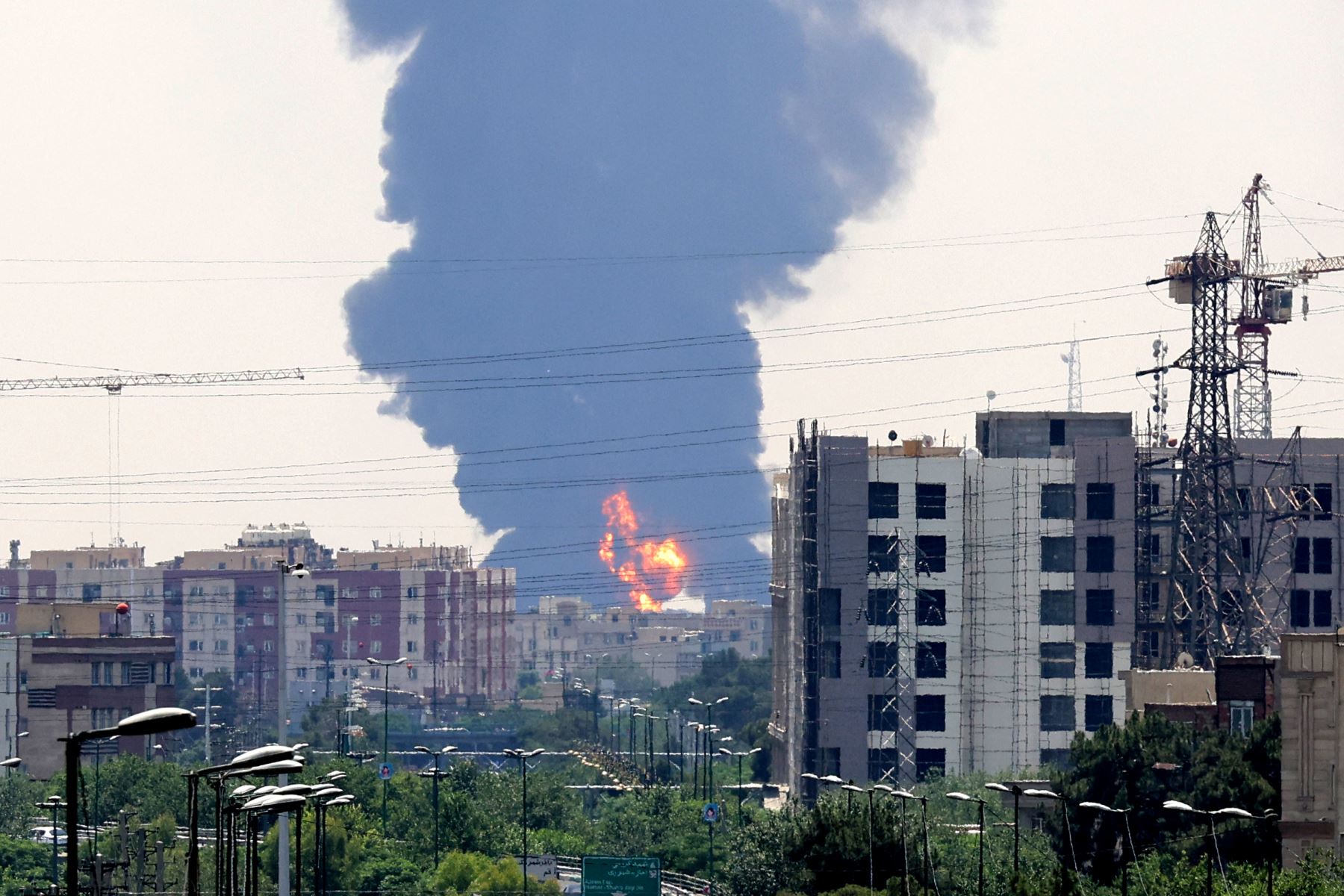 Una densa columna de humo y fuego se eleva desde una refinería de petróleo en el sur de Teherán, tras ser alcanzada por un ataque israelí nocturno el 15 de junio de 2025. Israel continuó su intensa campaña de bombardeos contra Irán.
Foto: AFP