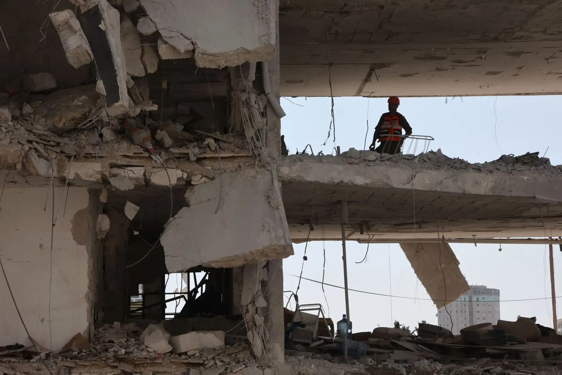 Un rescatista israelí busca entre los escombros de un edificio gravemente dañado tras un ataque con misiles iraníes en Bat Yam el 15 de junio de 2025. 
Foto: AFP
