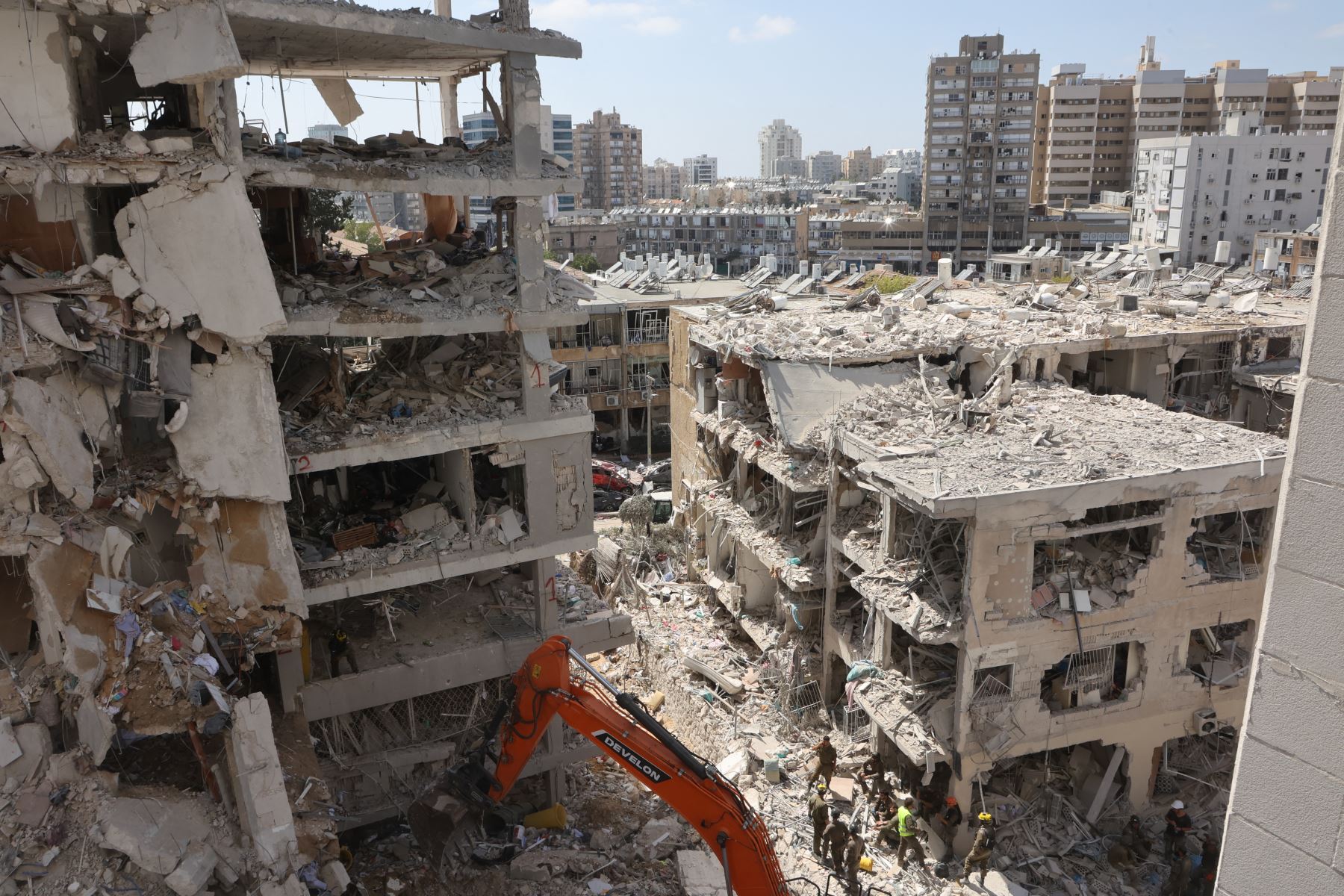 Un rescatista israelí busca entre los escombros de un edificio gravemente dañado tras un ataque con misiles iraníes en Bat Yam el 15 de junio de 2025. 
Foto: AFP