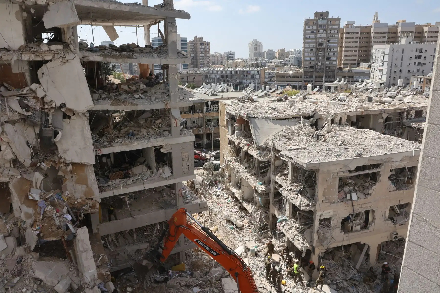 Un rescatista israelí busca entre los escombros de un edificio gravemente dañado tras un ataque con misiles iraníes en Bat Yam el 15 de junio de 2025. 
Foto: AFP