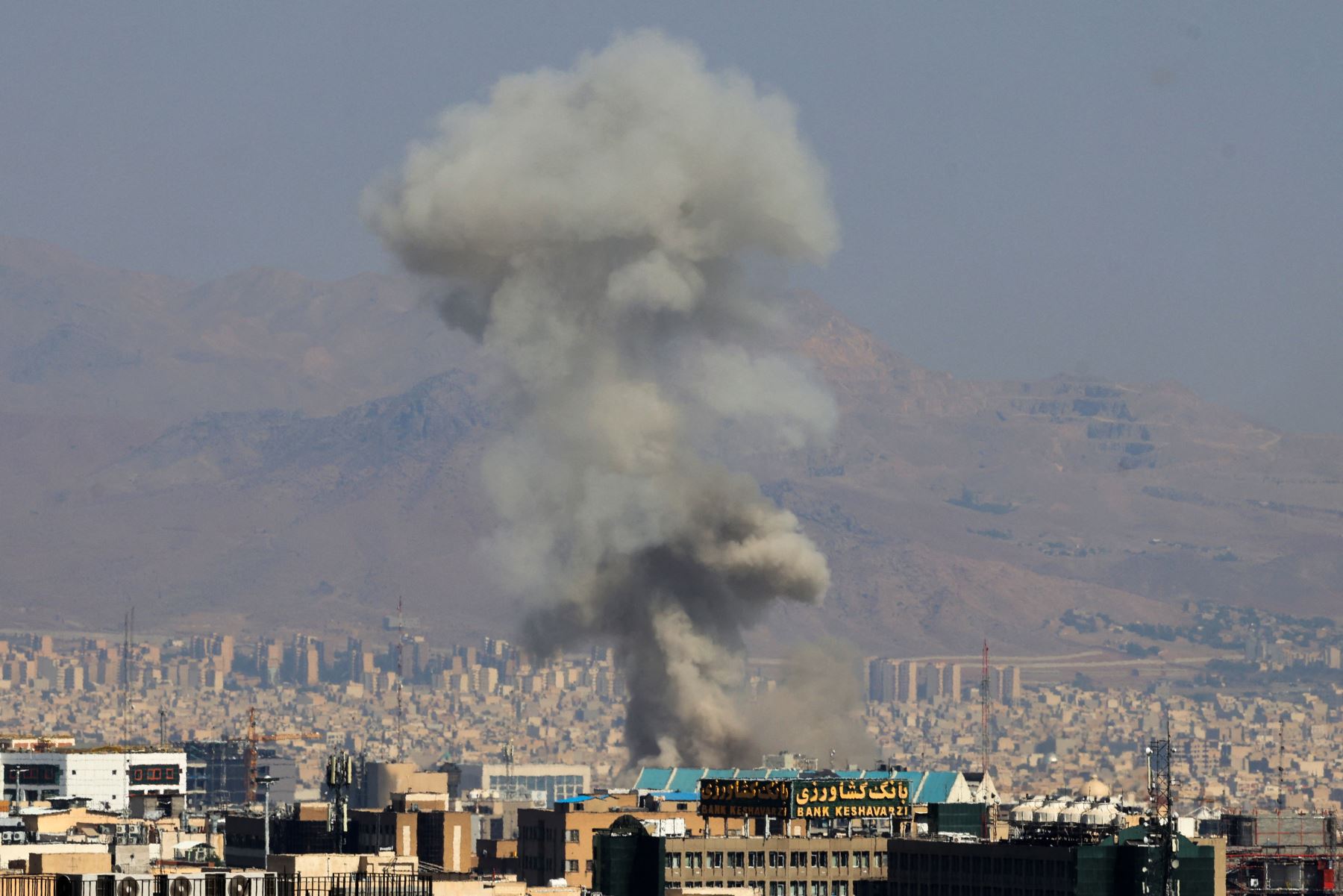 Columnas de humo tras una explosión en el centro de Teherán el 15 de junio de 2025. Los medios iraníes dijeron que un ataque israelí alcanzó la sede de la policía de Teherán en el centro de la ciudad.
Foto: AFP