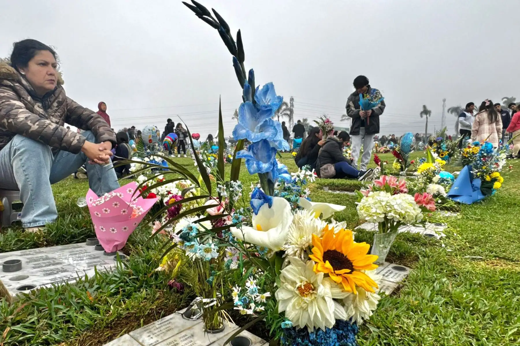 En conmemoración por el Día del Padre, que se celebra el tercer domingo de junio, miles de personas llegan hoy hasta los cementerios de Lima y Callao, a fin de rendir homenaje a sus padres y abuelos con diferentes manifestaciones de afecto. En la imagen, Cementerio de Huachipa.
Foto: ANDINA/Carlos Américo Lezama Villantoy