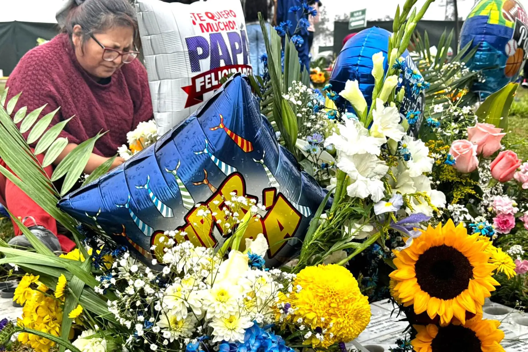 En conmemoración por el Día del Padre, que se celebra el tercer domingo de junio, miles de personas llegan hoy hasta los cementerios de Lima y Callao, a fin de rendir homenaje a sus padres y abuelos con diferentes manifestaciones de afecto. En la imagen, Cementerio de Huachipa.
Foto: ANDINA/Carlos Américo Lezama Villantoy