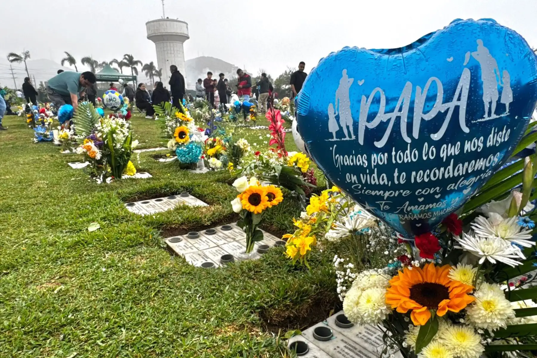 En conmemoración por el Día del Padre, que se celebra el tercer domingo de junio, miles de personas llegan hoy hasta los cementerios de Lima y Callao, a fin de rendir homenaje a sus padres y abuelos con diferentes manifestaciones de afecto. En la imagen, Cementerio de Huachipa.
Foto: ANDINA/Carlos Américo Lezama Villantoy