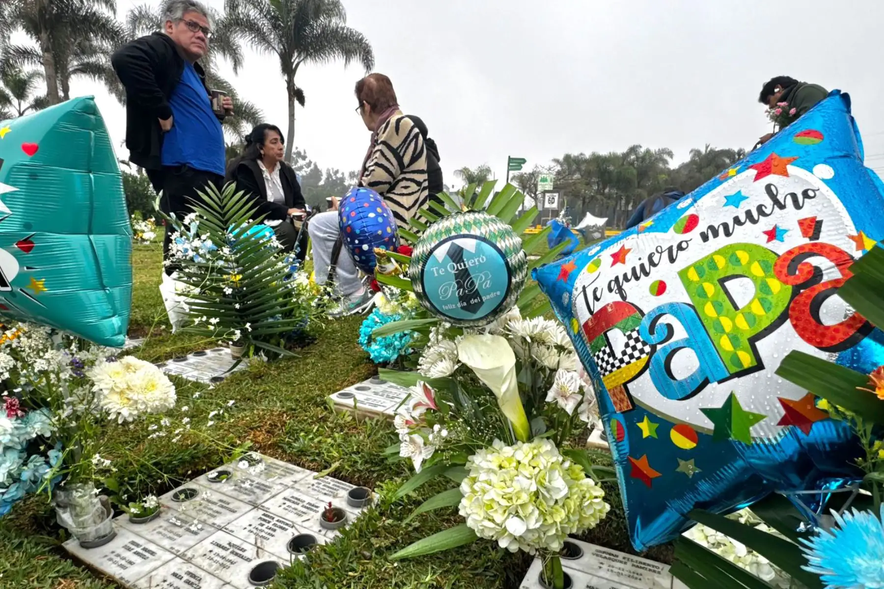 En conmemoración por el Día del Padre, que se celebra el tercer domingo de junio, miles de personas llegan hoy hasta los cementerios de Lima y Callao, a fin de rendir homenaje a sus padres y abuelos con diferentes manifestaciones de afecto. En la imagen, Cementerio de Huachipa.
Foto: ANDINA/Carlos Américo Lezama Villantoy